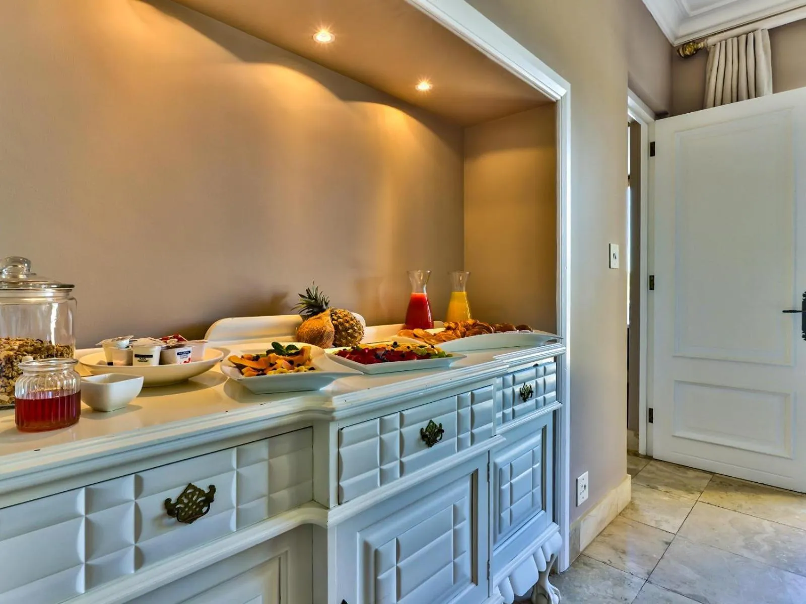 Breakfast in Devonport House - Constantia