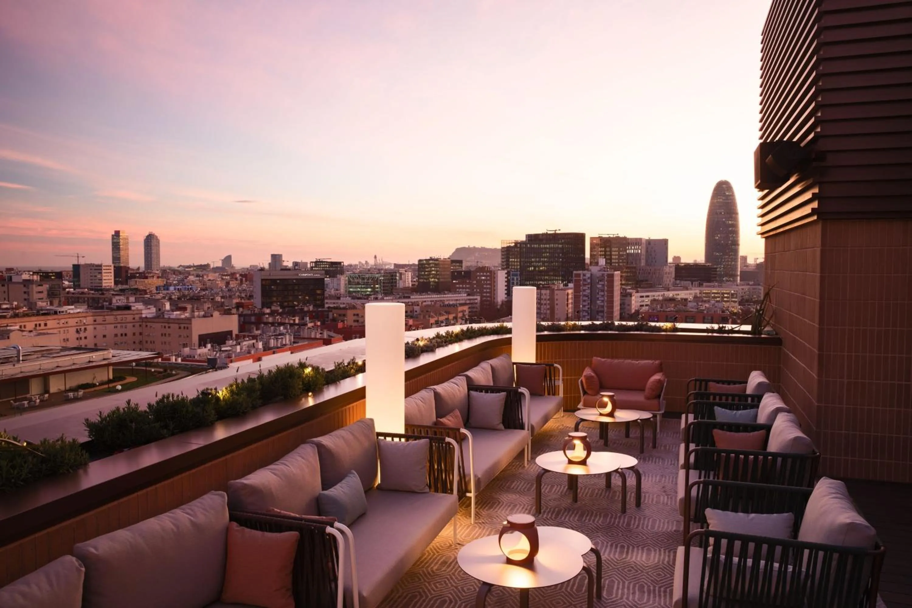 Lounge or bar in Labtwentytwo Barcelona, a Tribute Portfolio Hotel