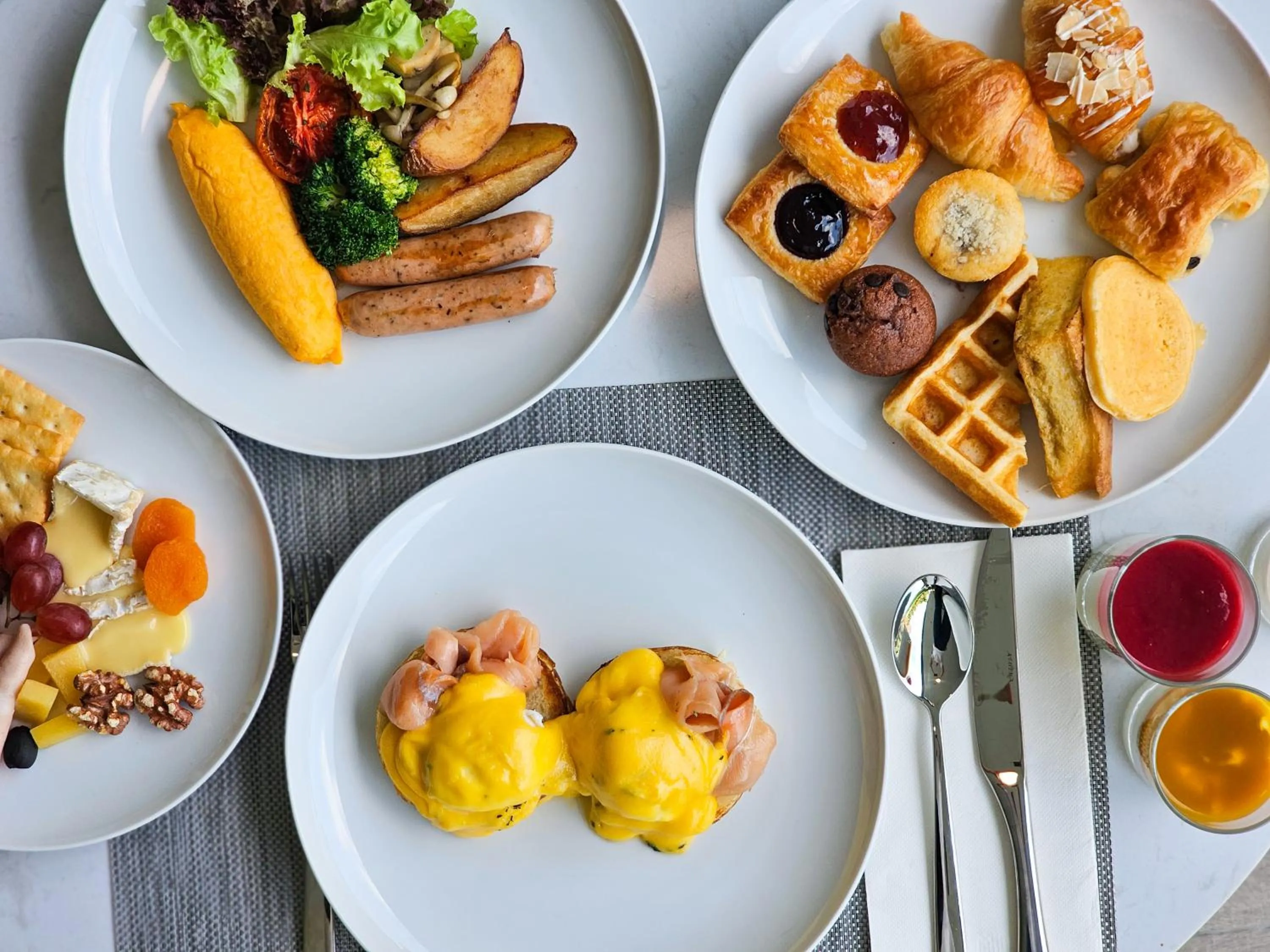 Restaurant/places to eat in Courtyard by Marriott Bangkok Suvarnabhumi Airport