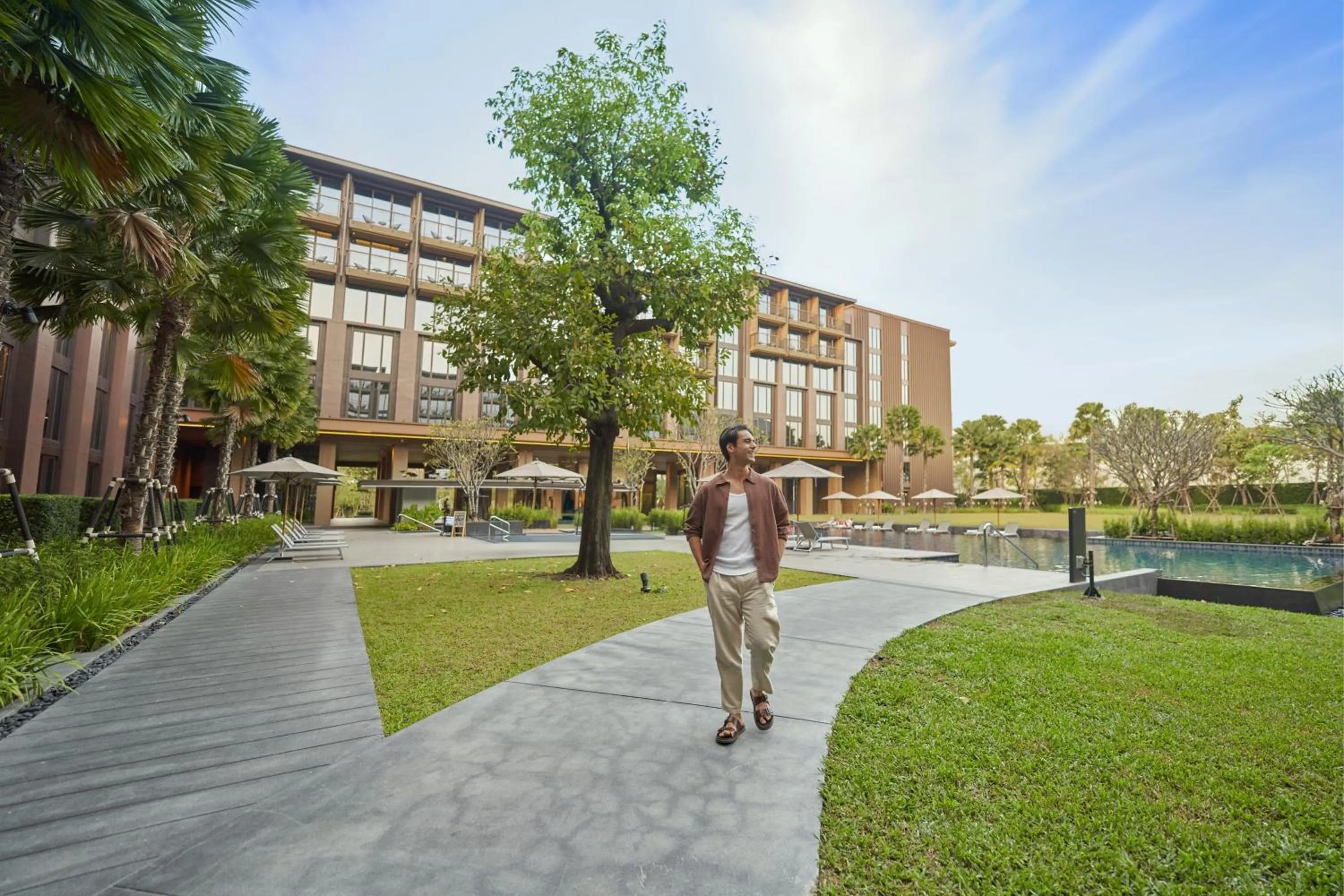 Swimming pool in Courtyard by Marriott Bangkok Suvarnabhumi Airport