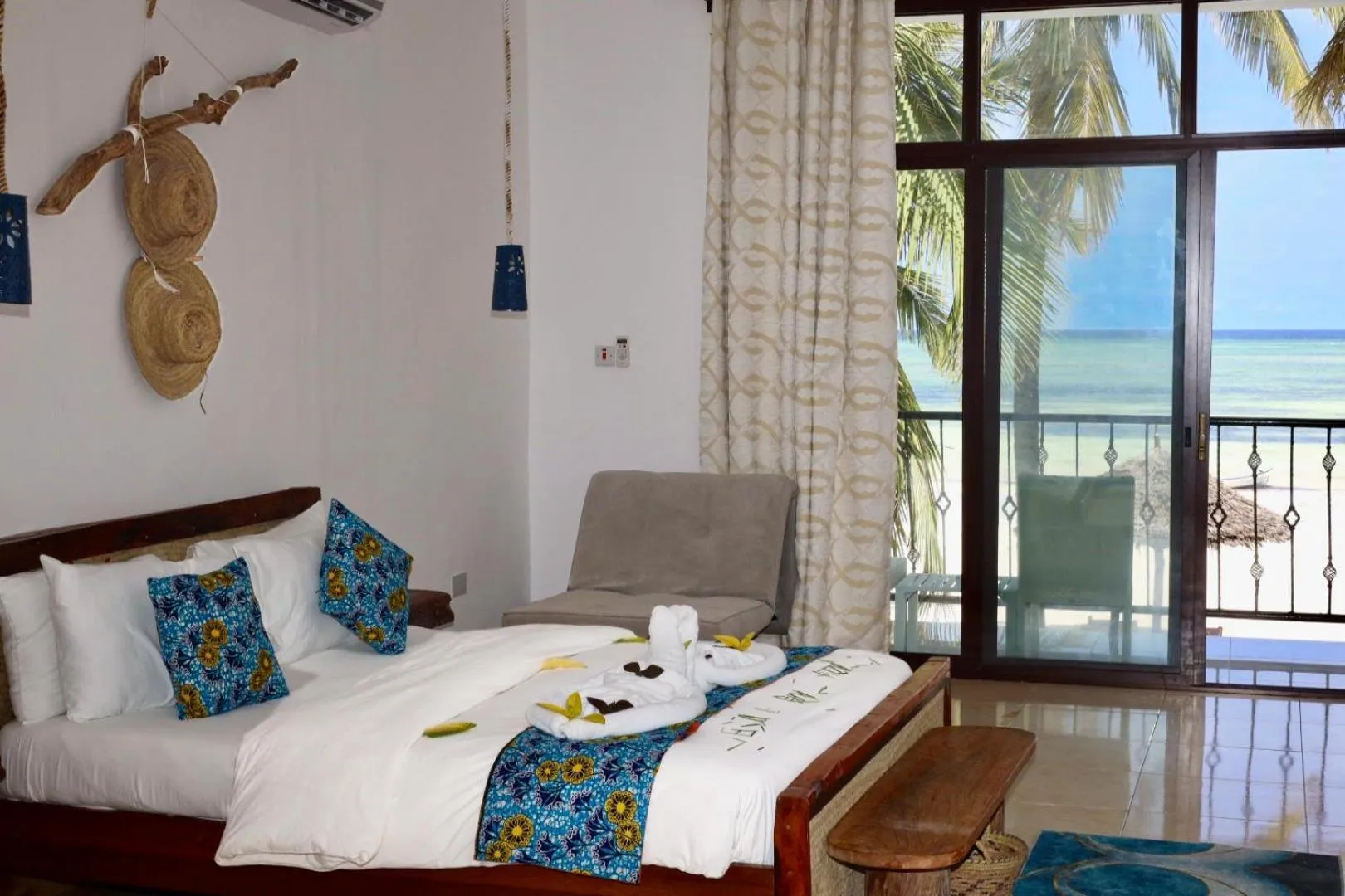 Bed in BIANCO AZZURRO Hotel & Restaurant