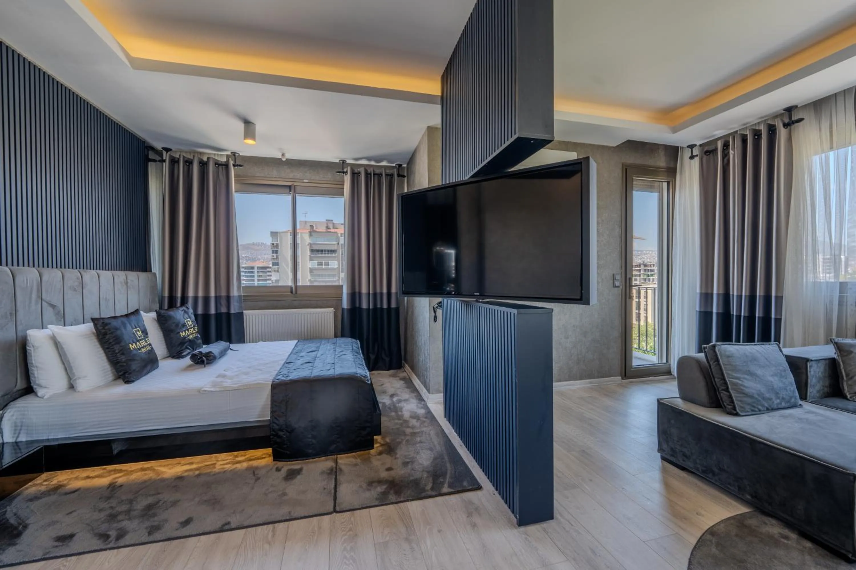Communal lounge/ TV room, Bed in Marlen Hotel Bayraklı
