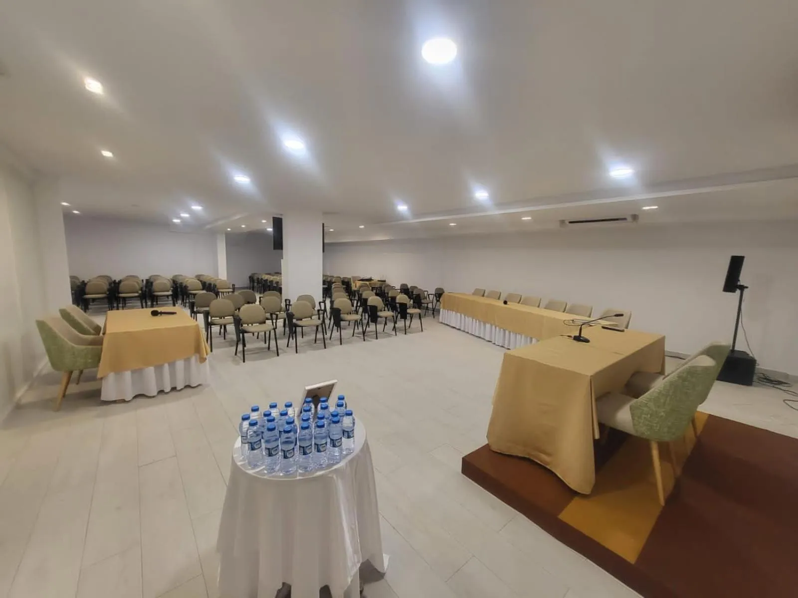 Business facilities in Ouril Mindelo