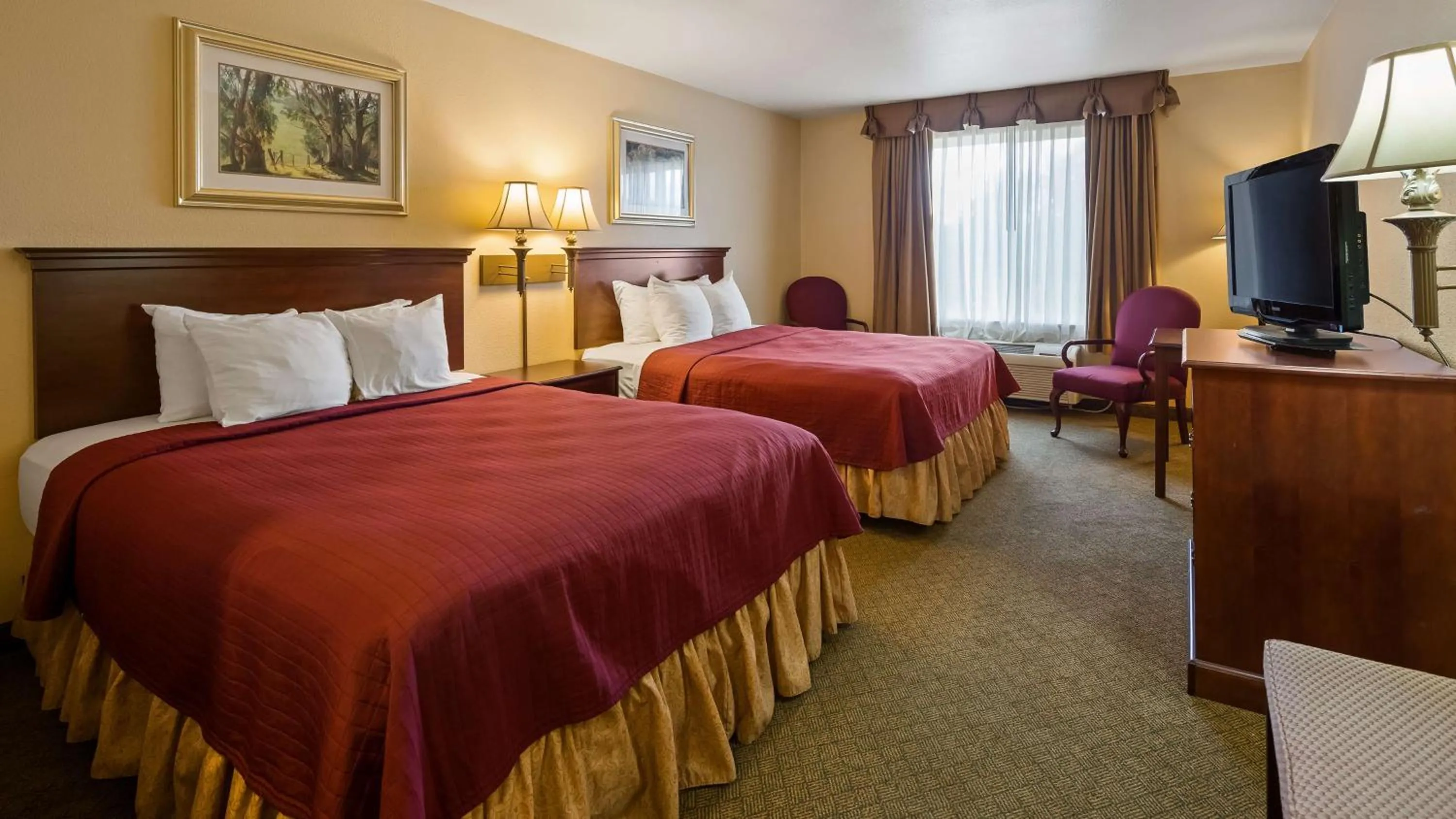 Bed in Best Western Penn-Ohio Inn & Suites