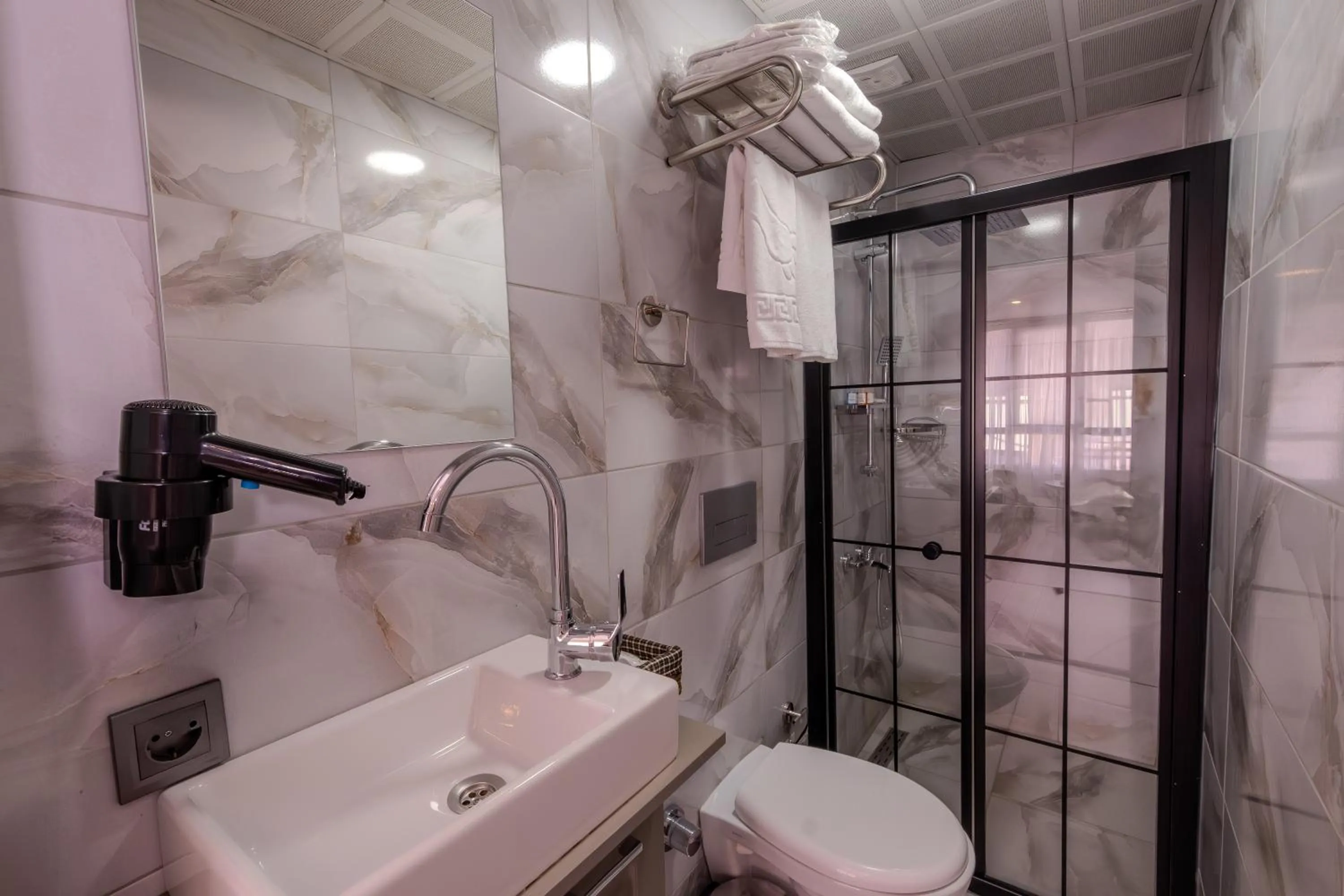 Shower in Rubby Hotel Kadıköy