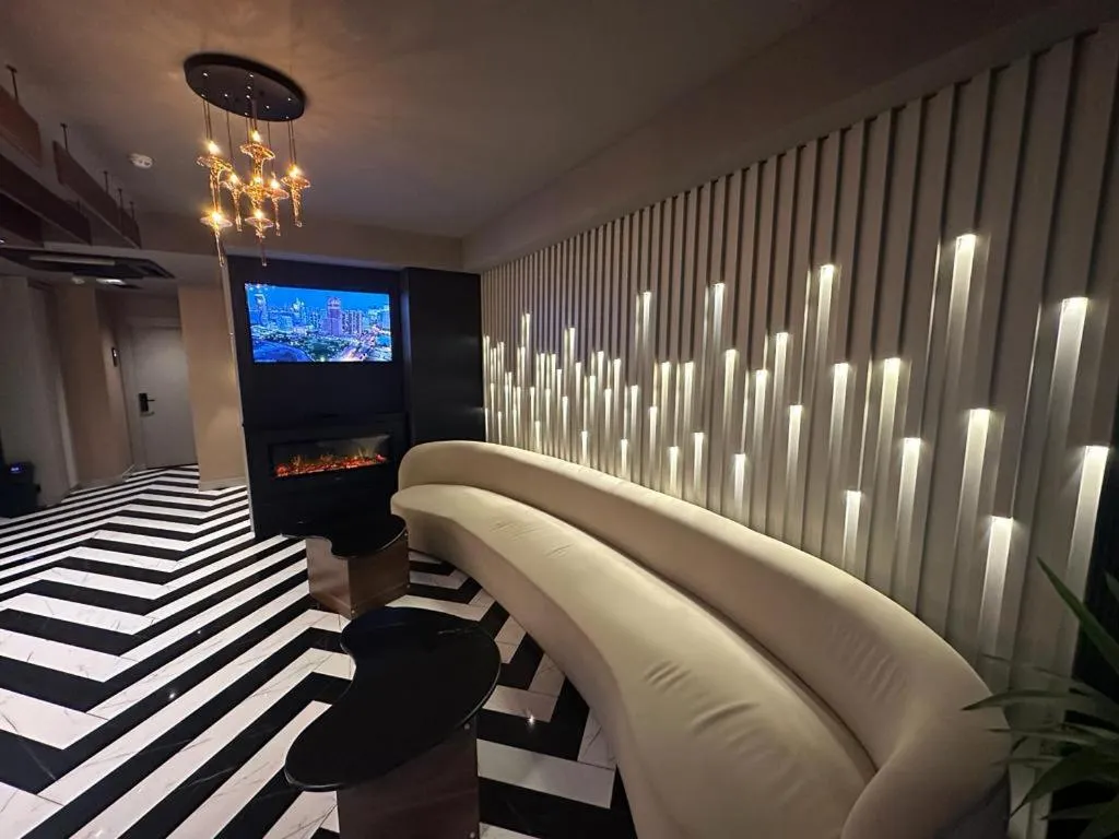 Communal lounge/ TV room in THE PARK HOTEL