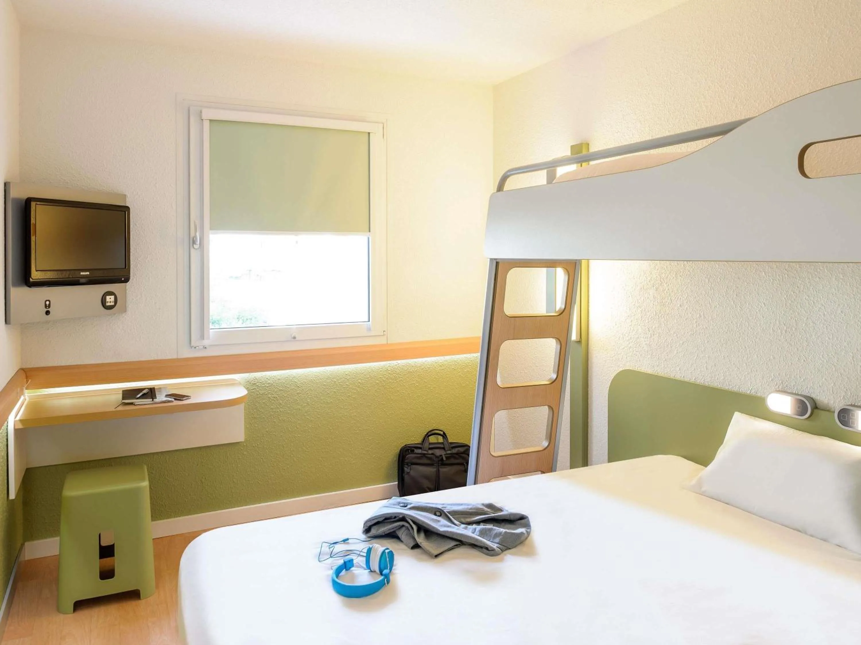 Bedroom, Bed in Ibis budget Berlin Potsdamer Platz