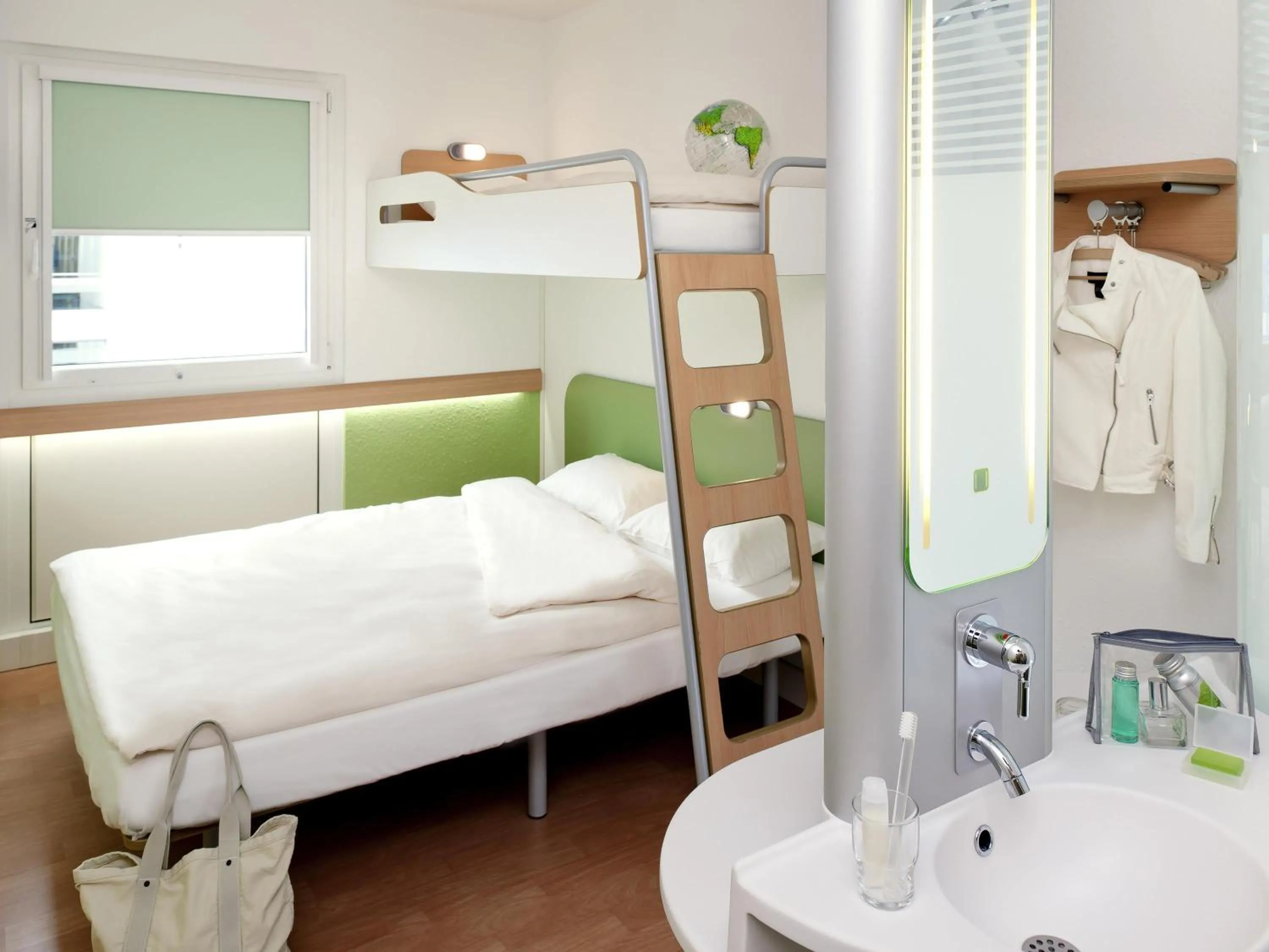 Bedroom, Bed in Ibis budget Koeln Messe