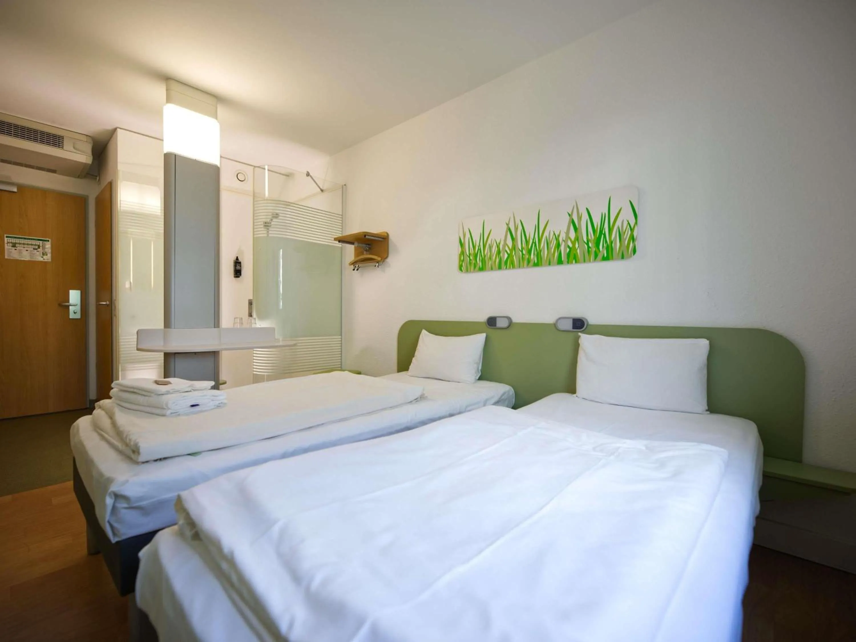 Bedroom, Bed in Ibis budget Koeln Messe