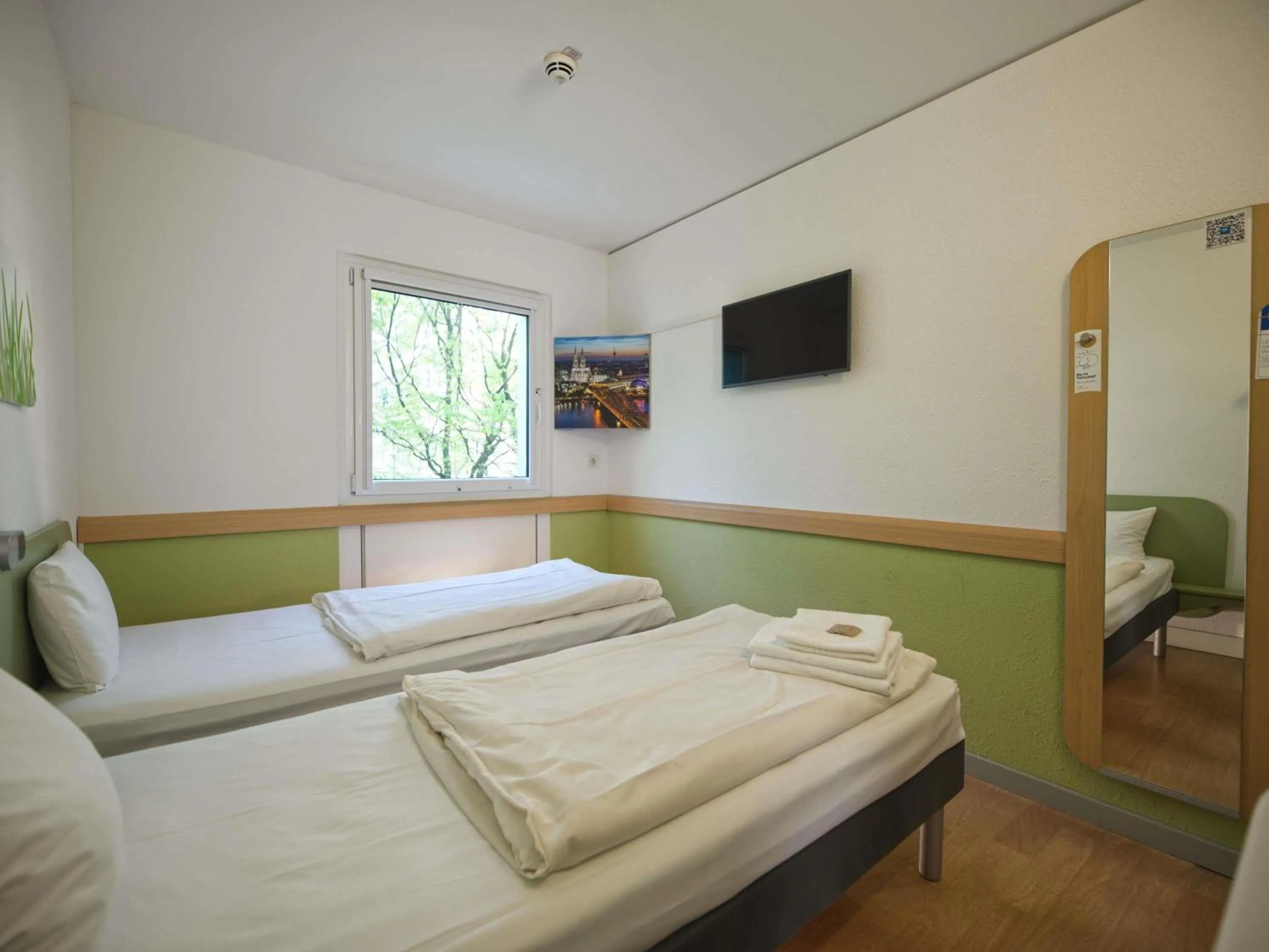 Bedroom, Bed in Ibis budget Koeln Messe
