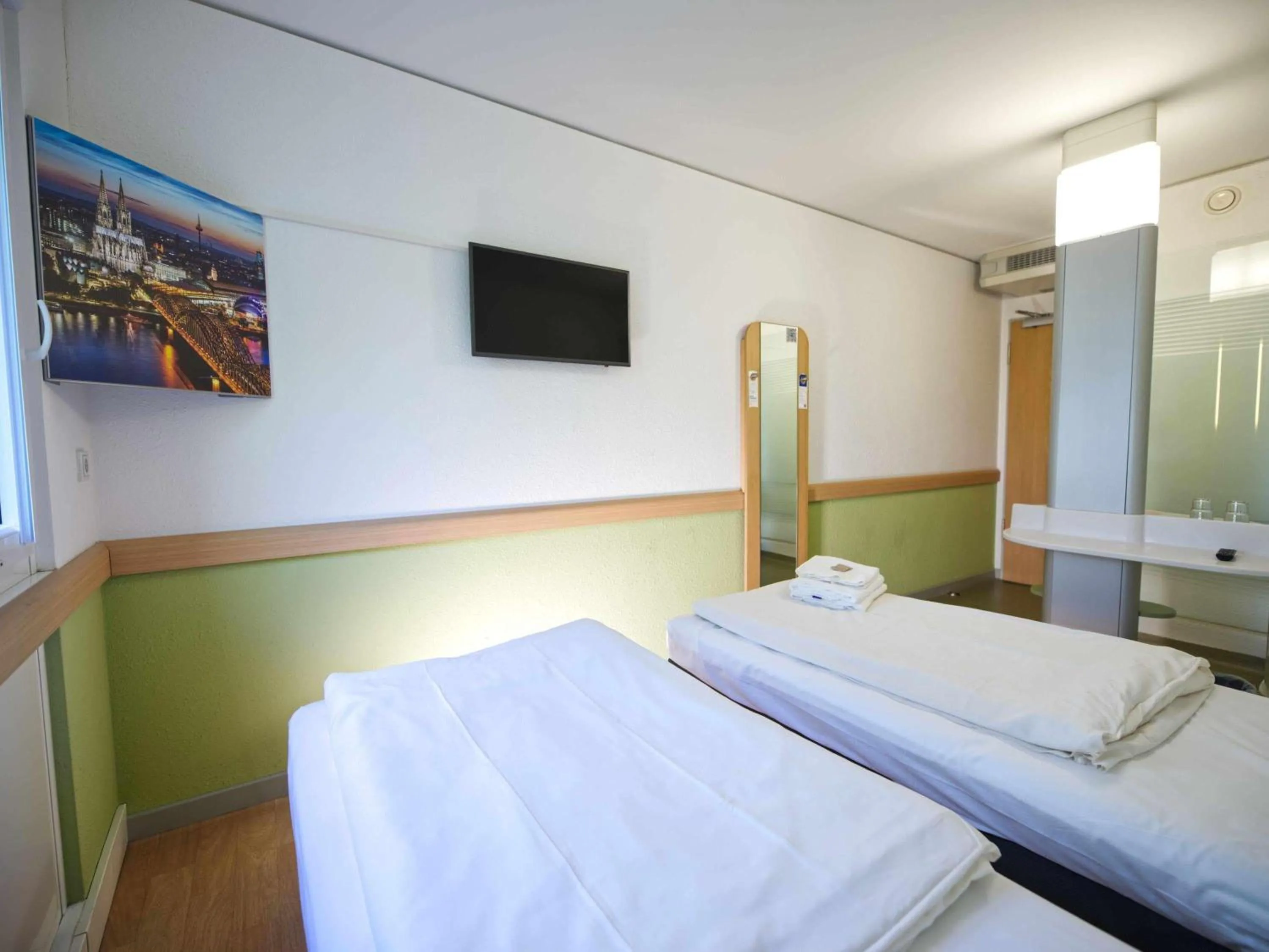 Property building, Bed in Ibis budget Koeln Messe