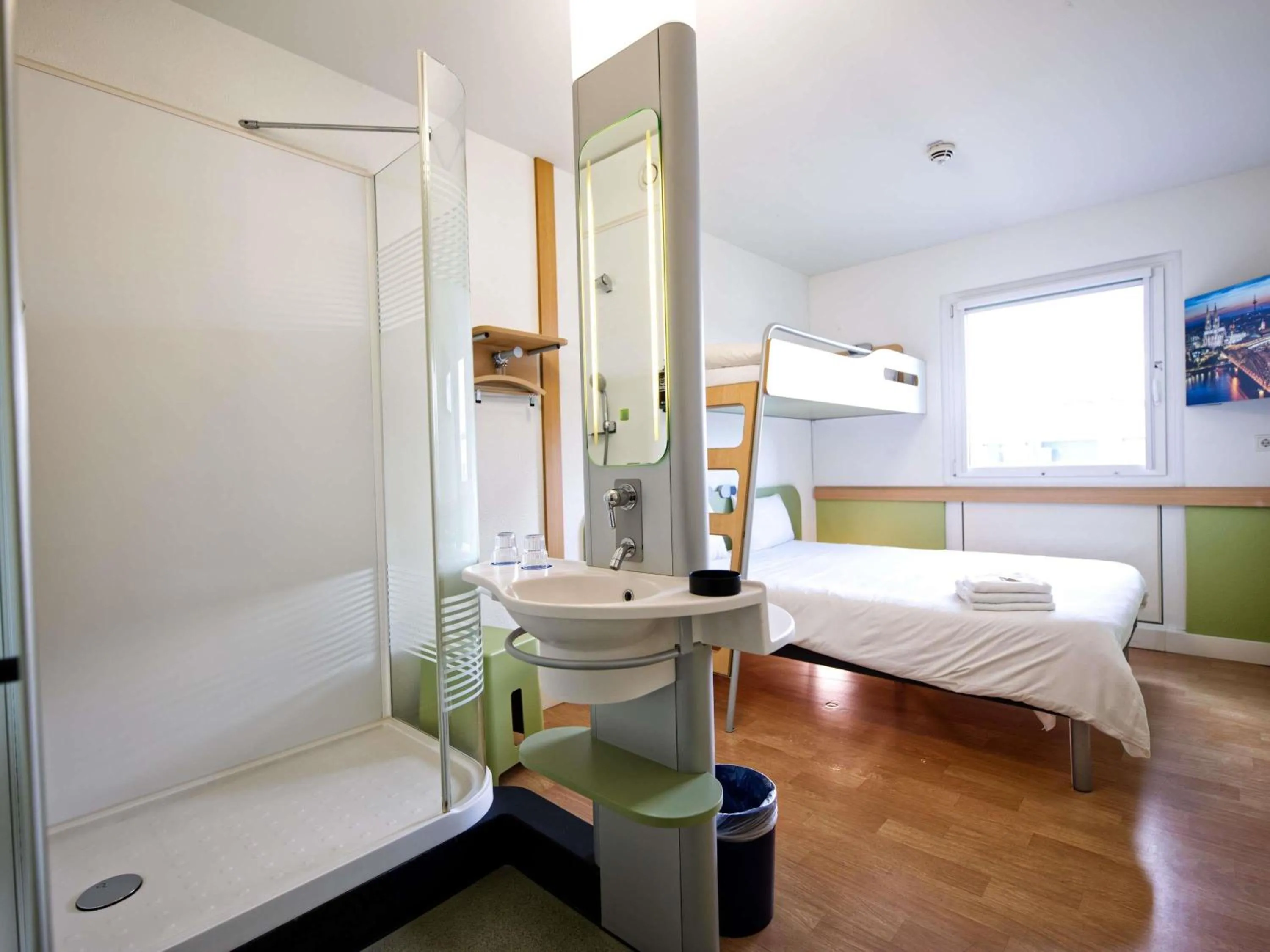 Bedroom, Bed in Ibis budget Koeln Messe