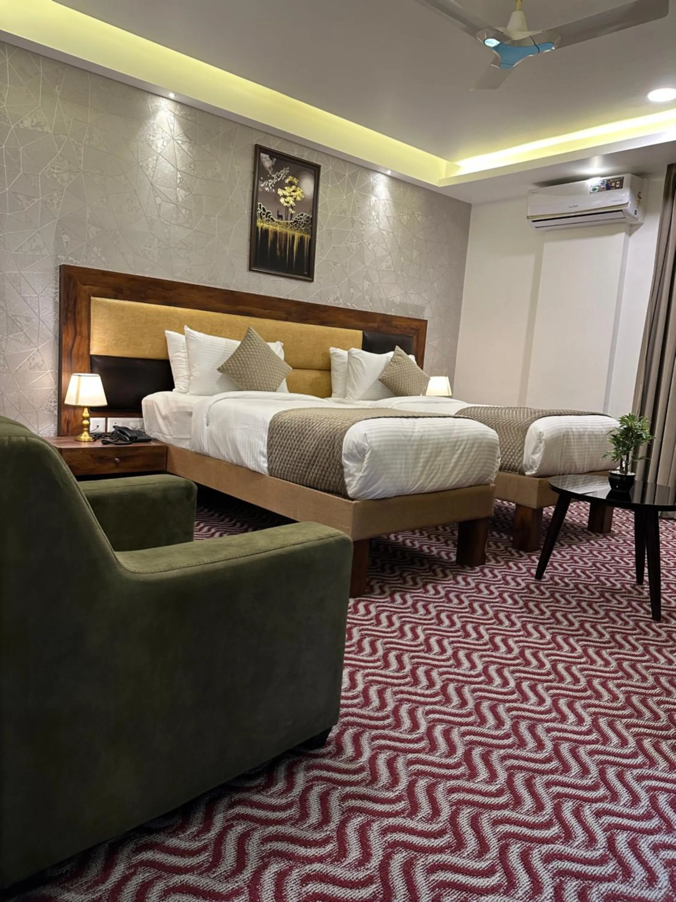 Seating area, Bed in ROYAL ACE LUXUR