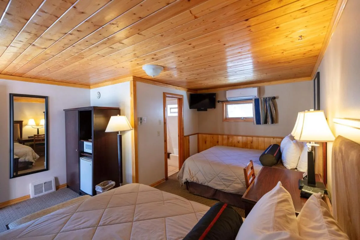 Photo of the whole room, Bed in Ouray Inn