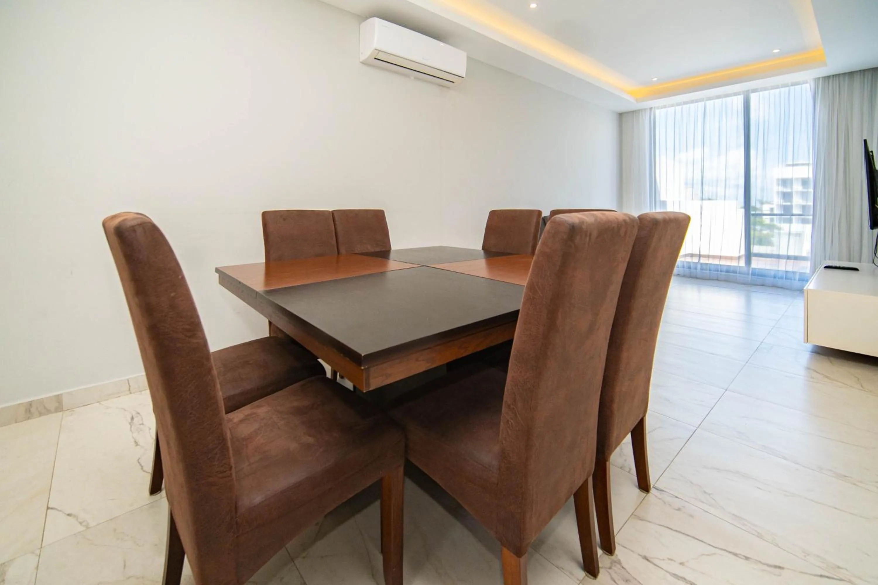 Dining area in 501PH - Spacious apartment in the center, only 10 minutes walking distance to the beaches