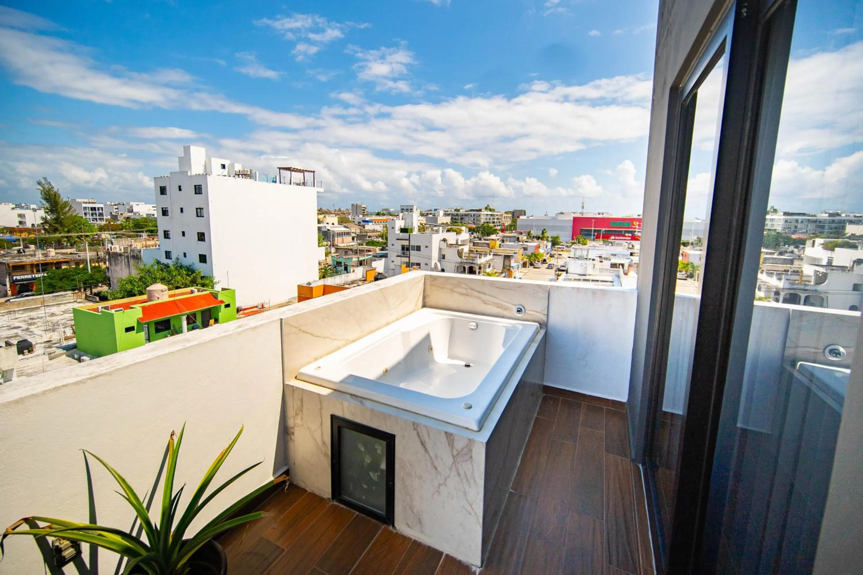 Hot Tub in 501PH - Spacious apartment in the center, only 10 minutes walking distance to the beaches