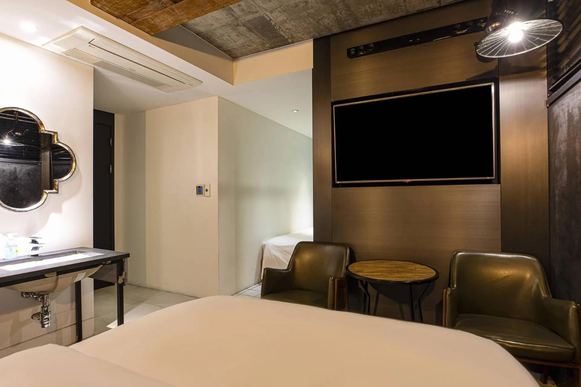 Bed in H-AVENUE Hotel Yeoksam