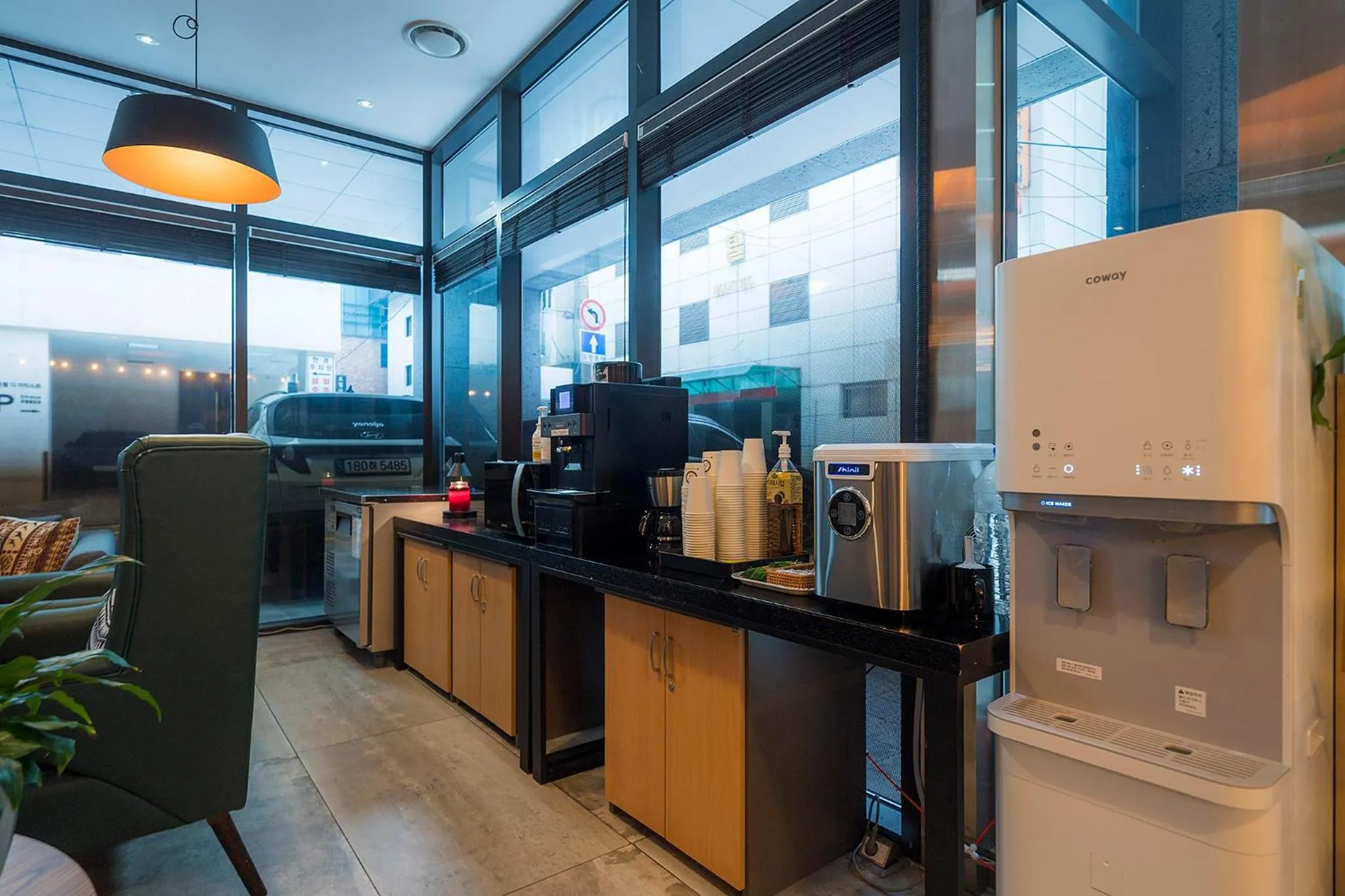 Restaurant/places to eat in H-AVENUE Hotel Yeoksam