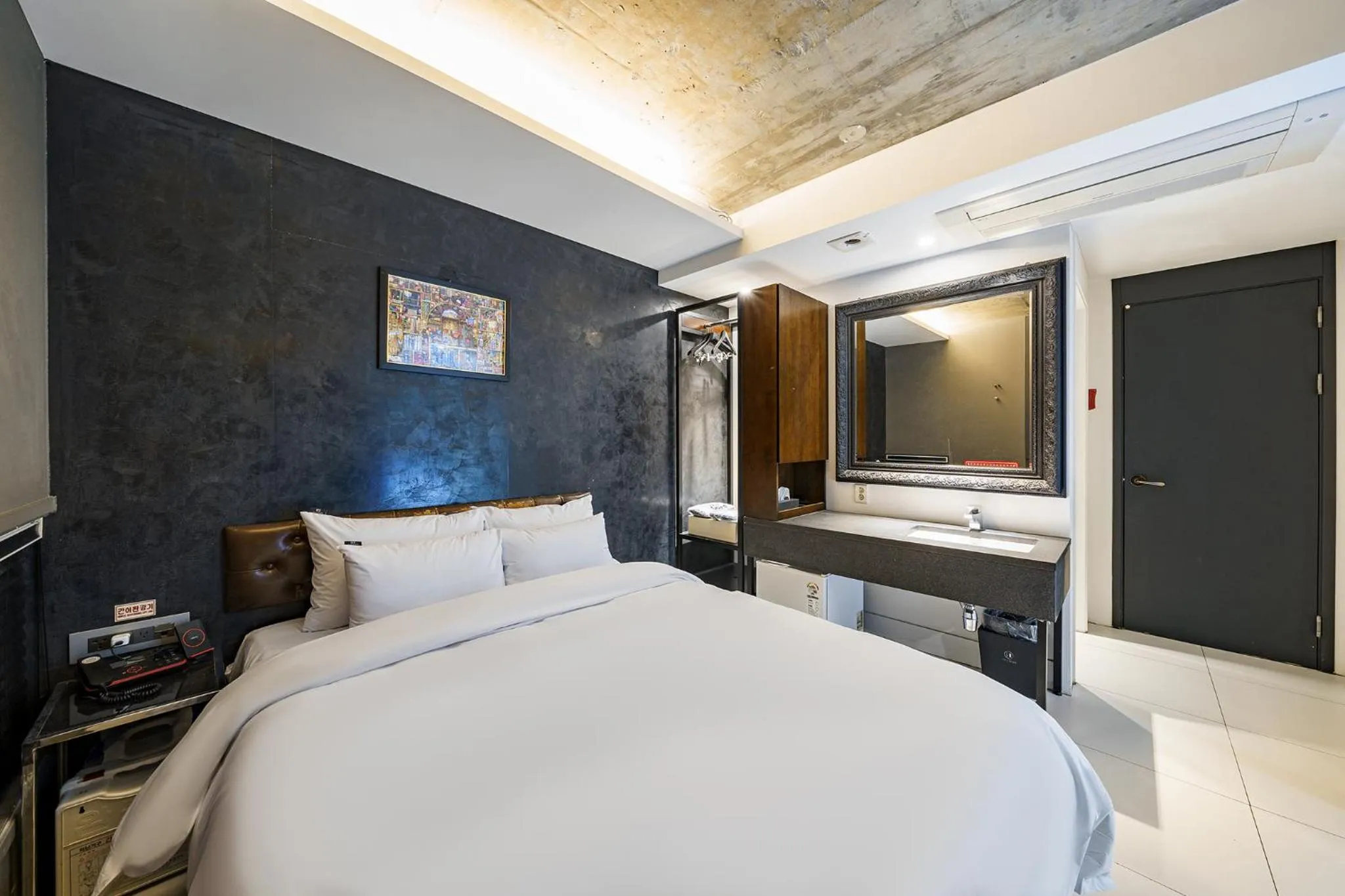 Bed in H-AVENUE Hotel Yeoksam