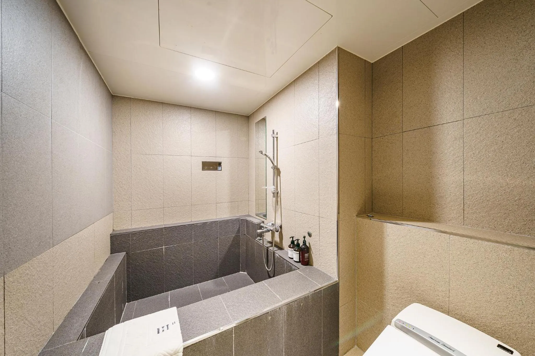 Shower in H-AVENUE Hotel Yeoksam