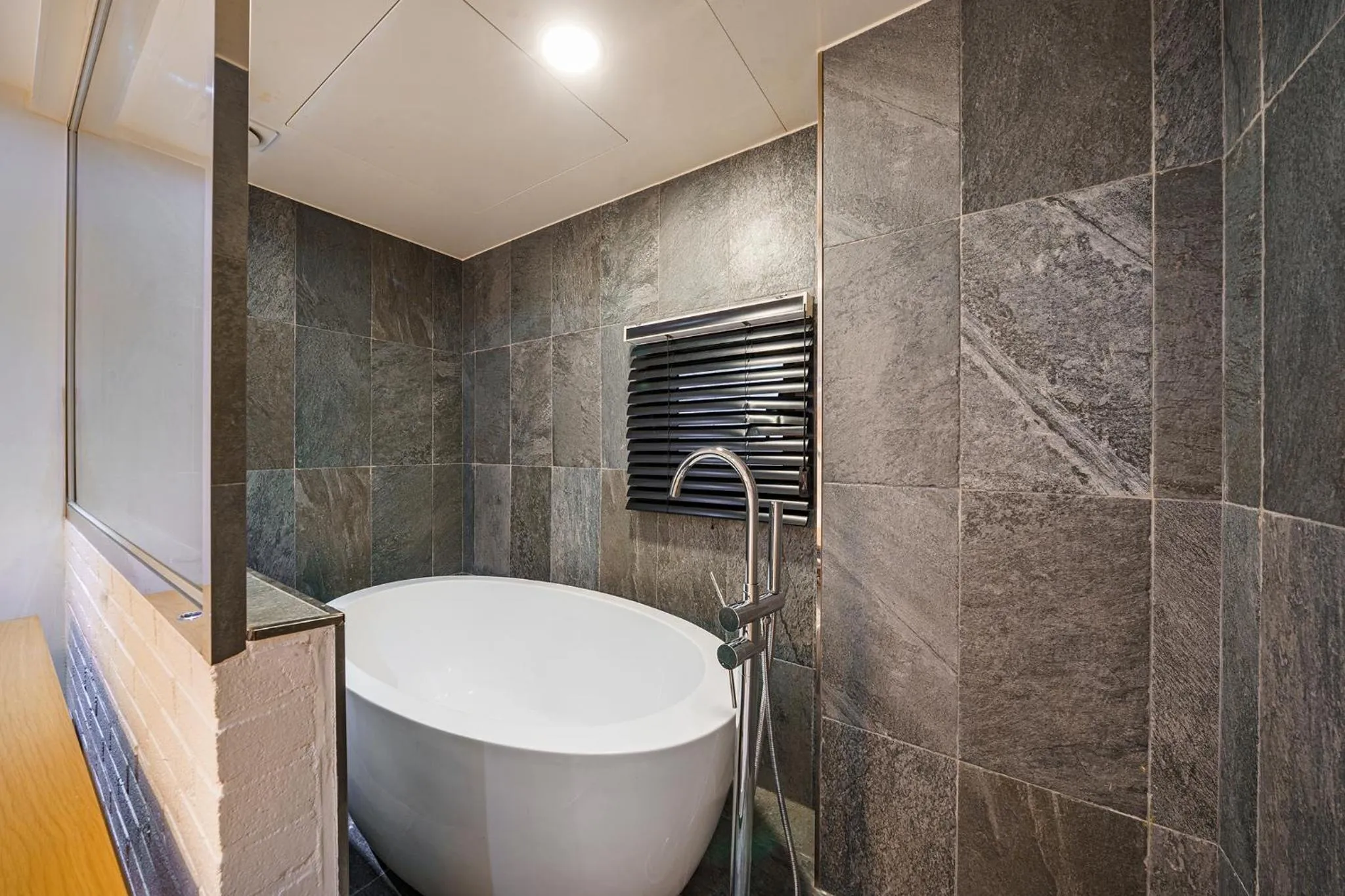 Shower in H-AVENUE Hotel Yeoksam