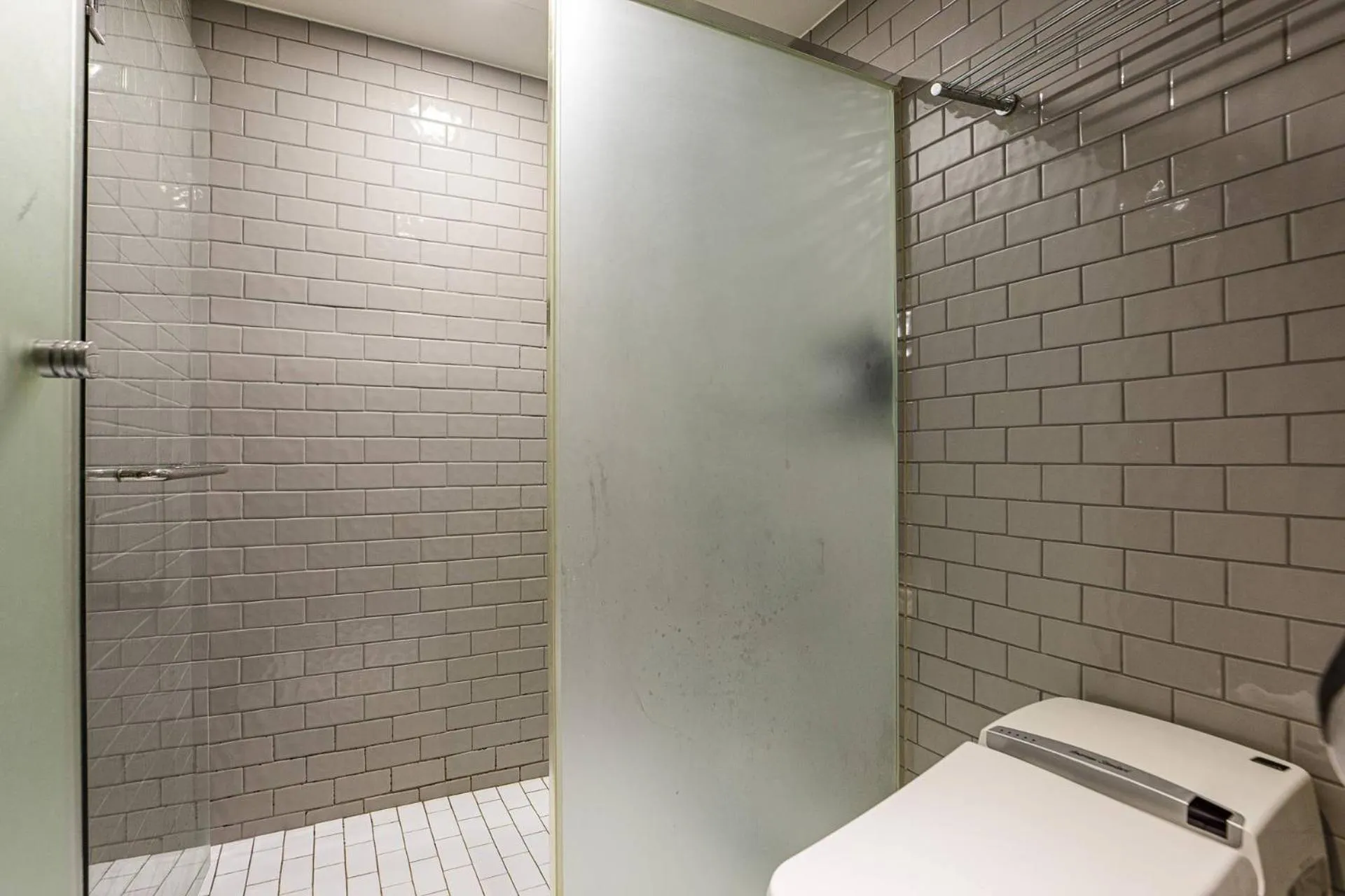 Shower in H-AVENUE Hotel Yeoksam