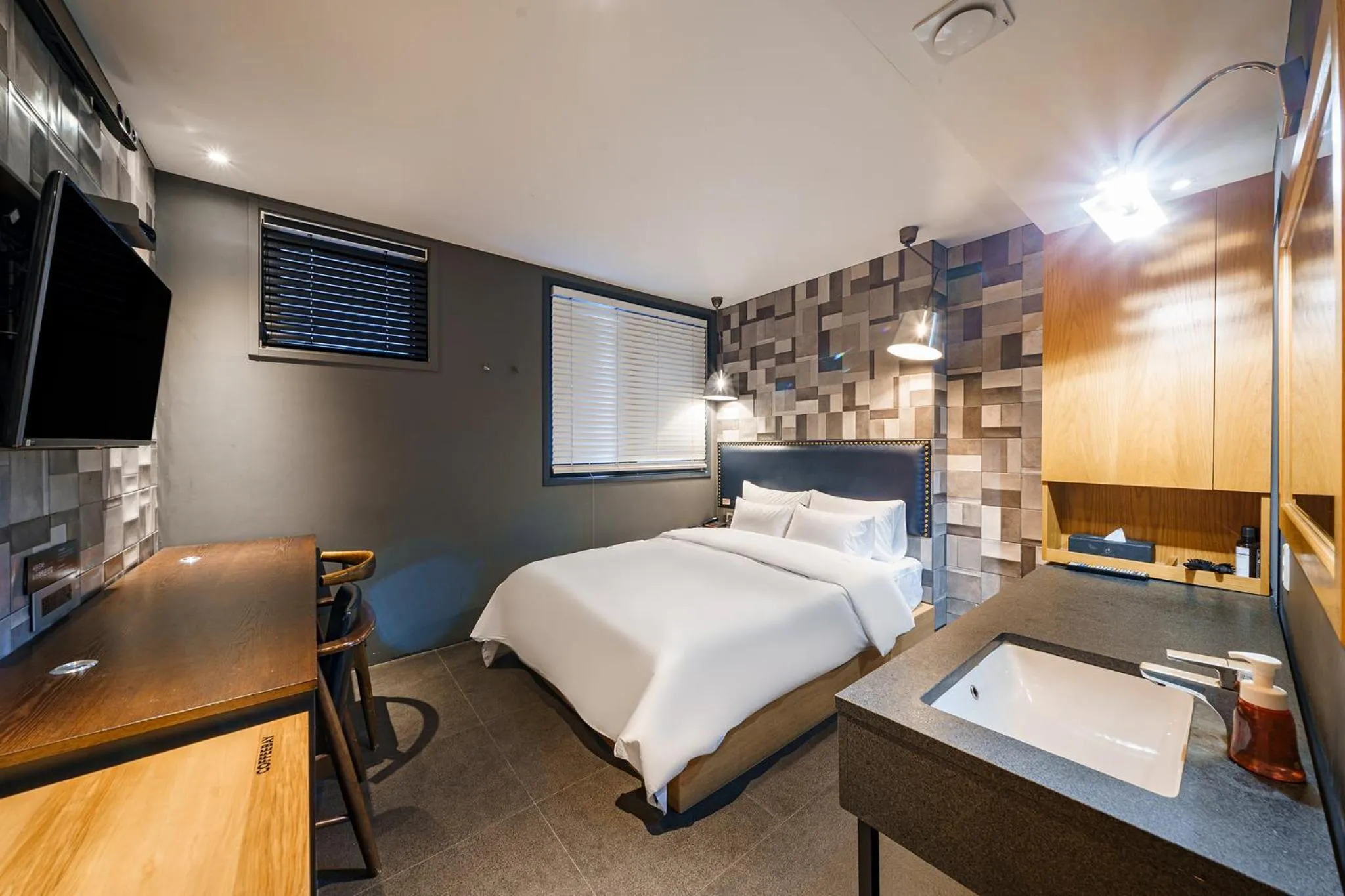 Bed in H-AVENUE Hotel Yeoksam