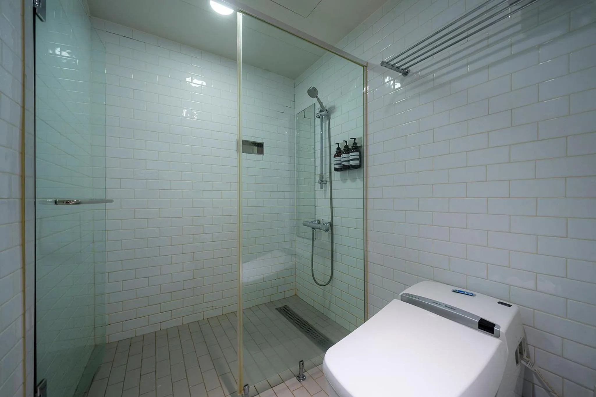 Shower in H-AVENUE Hotel Yeoksam