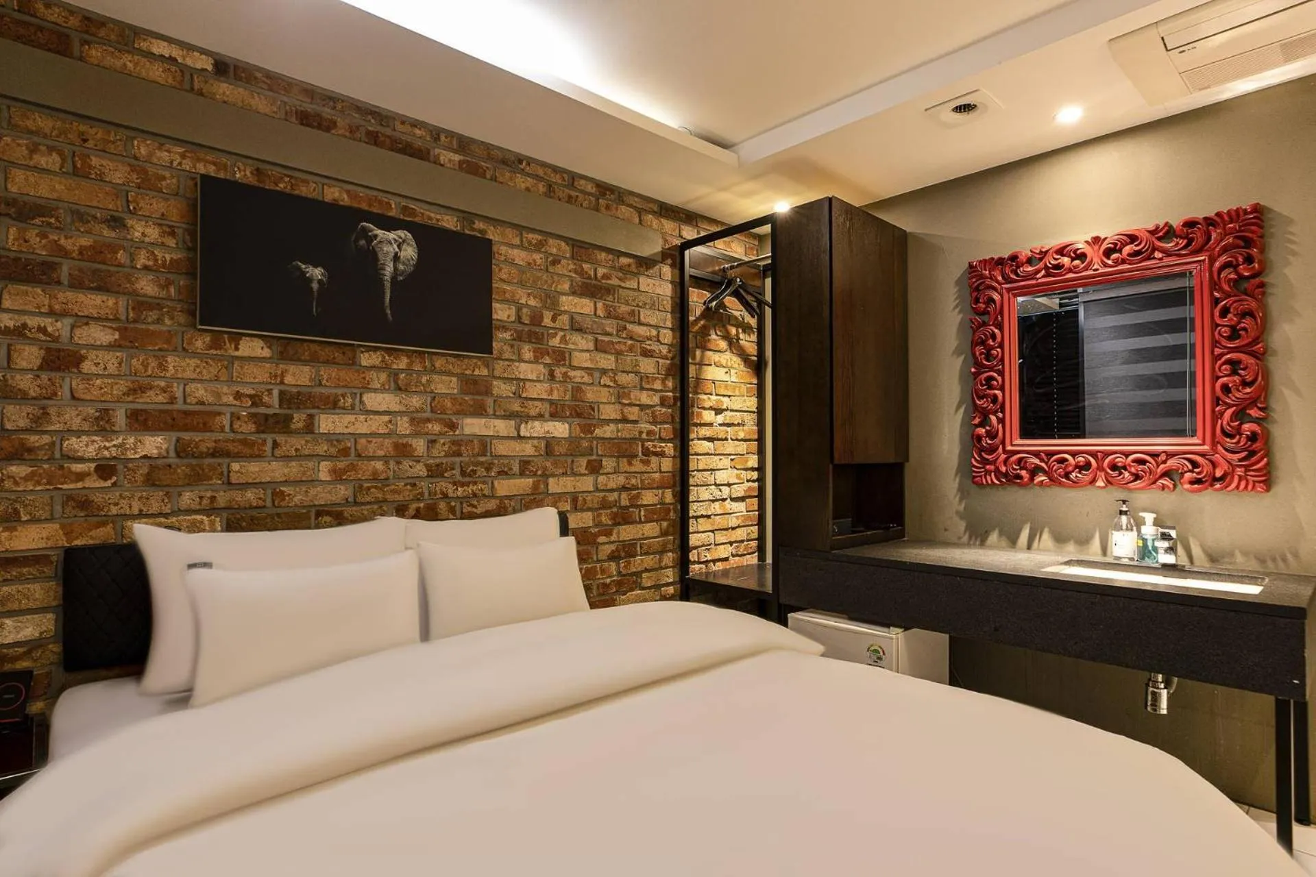 Decorative detail, Bed in H-AVENUE Hotel Yeoksam