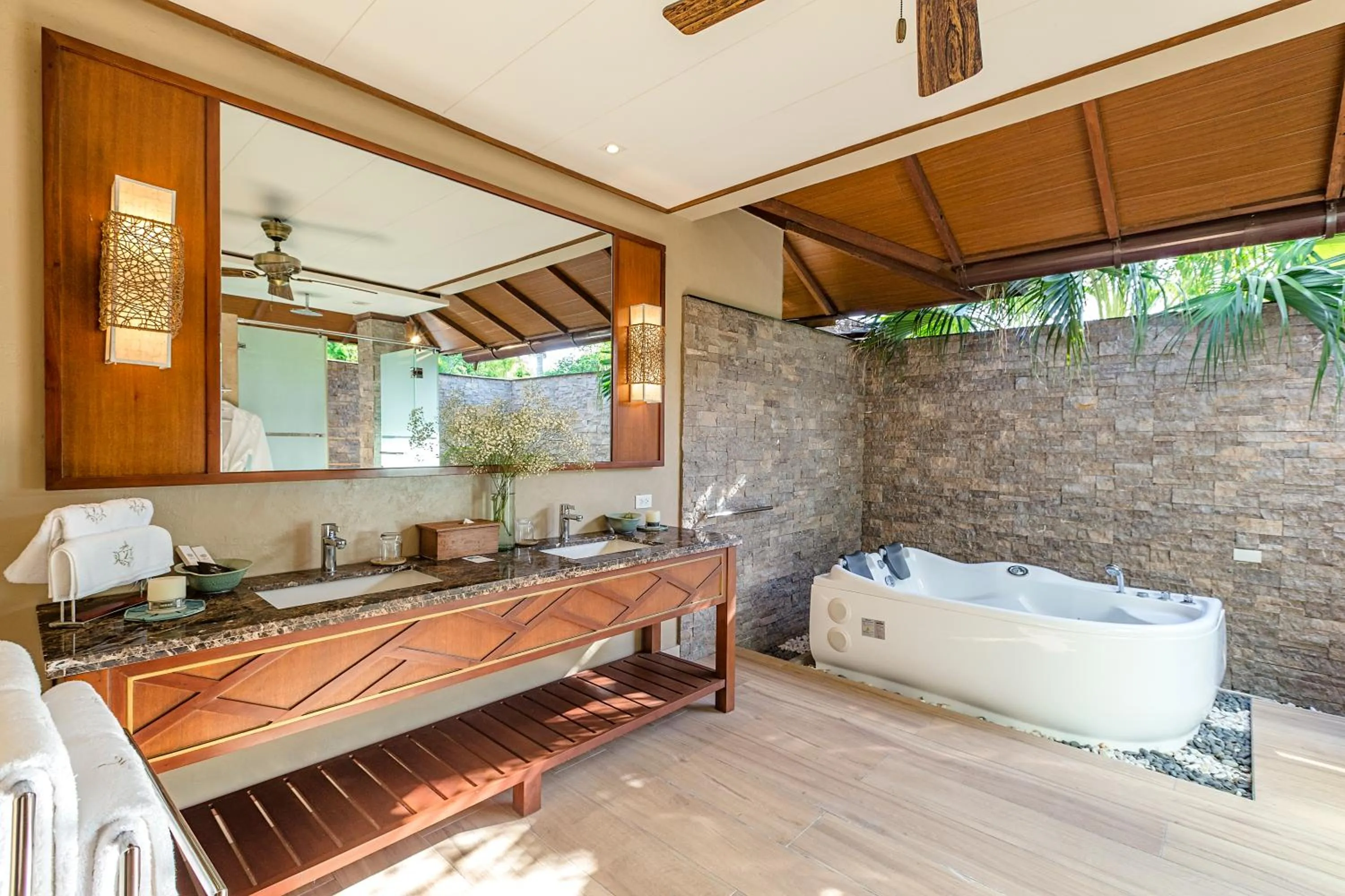 Hot Tub in El Jardin de Zaida