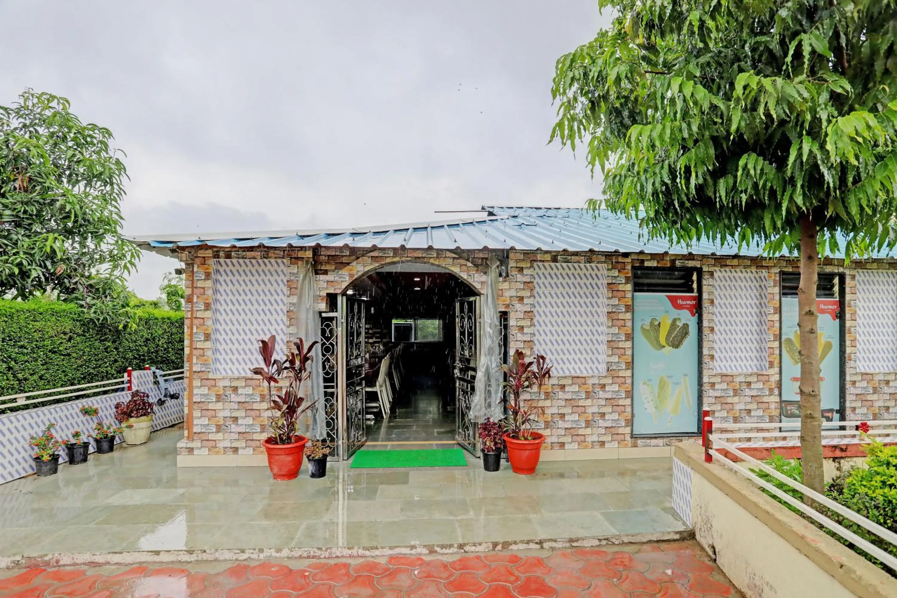 Facade/entrance in Hotel O Kubervatika