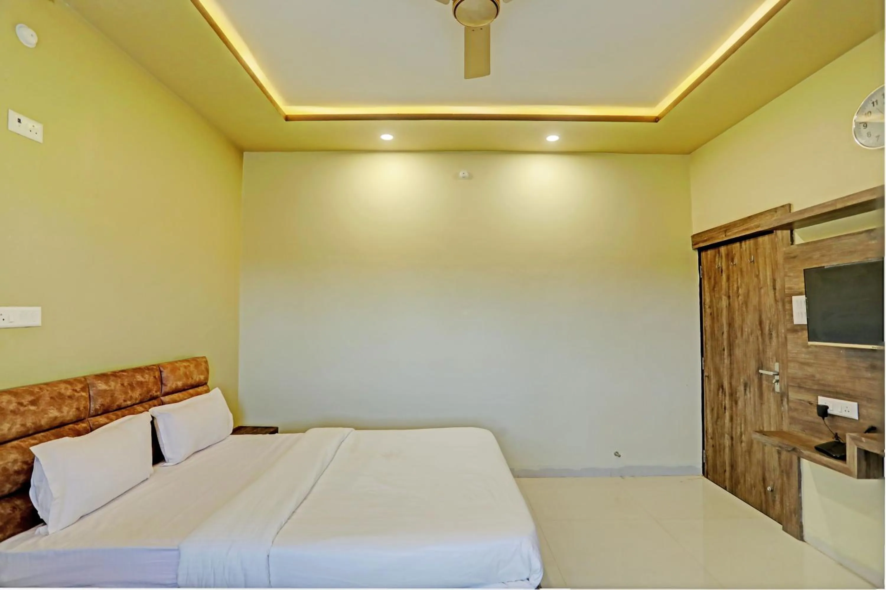 Bedroom in Hotel O Kubervatika