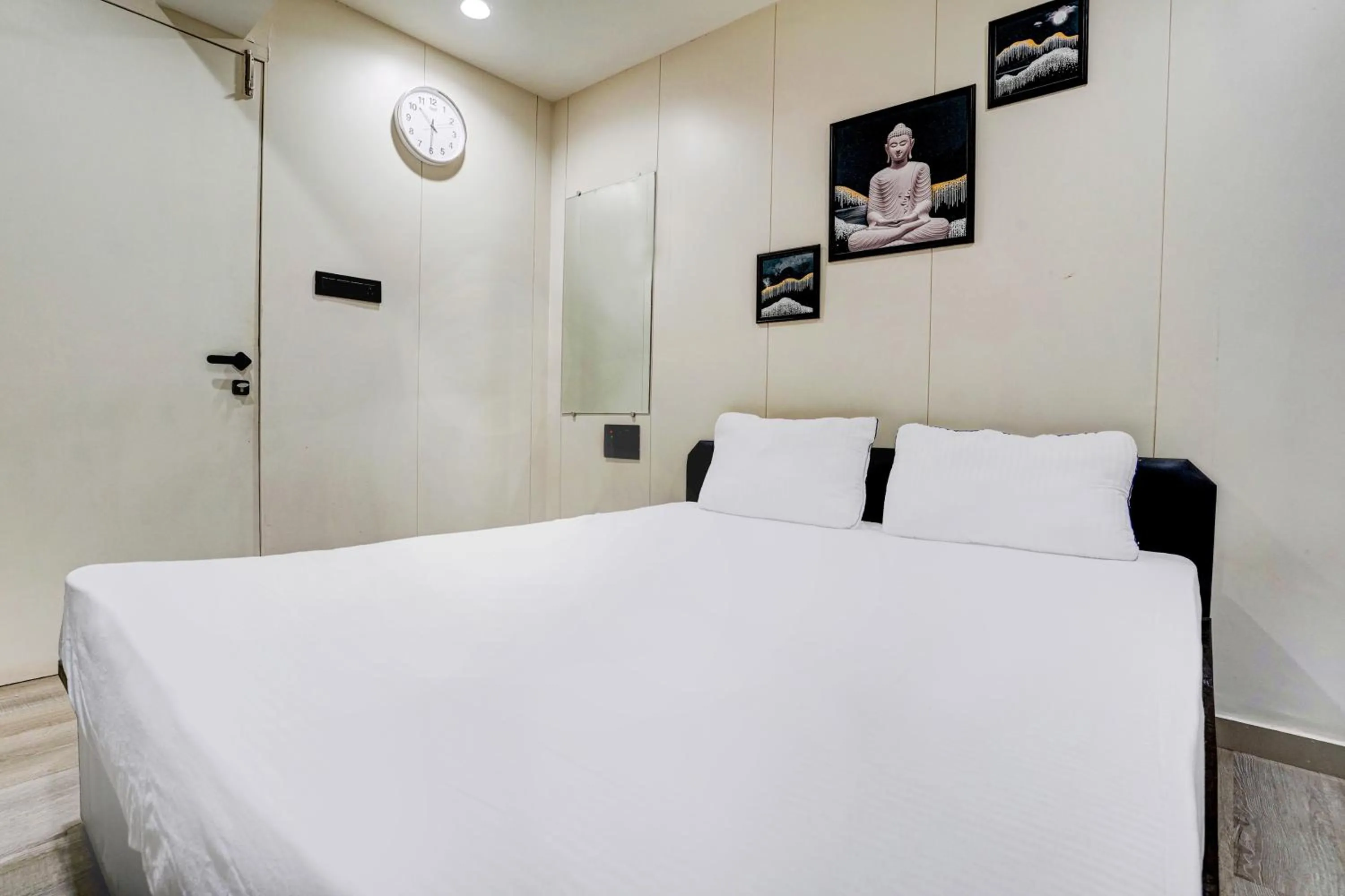 Bedroom in OYO Hotel R-one