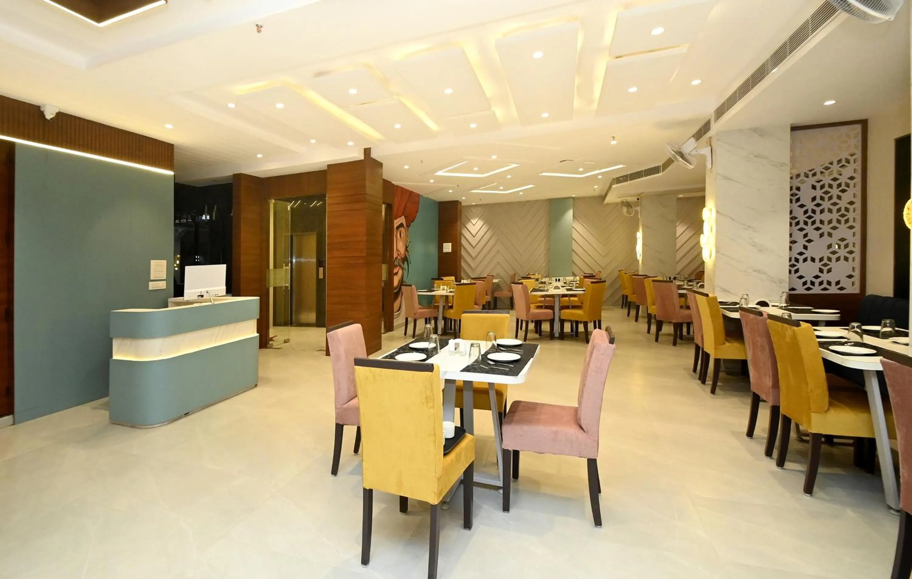 Restaurant/places to eat in Hotel Blue Sapphire