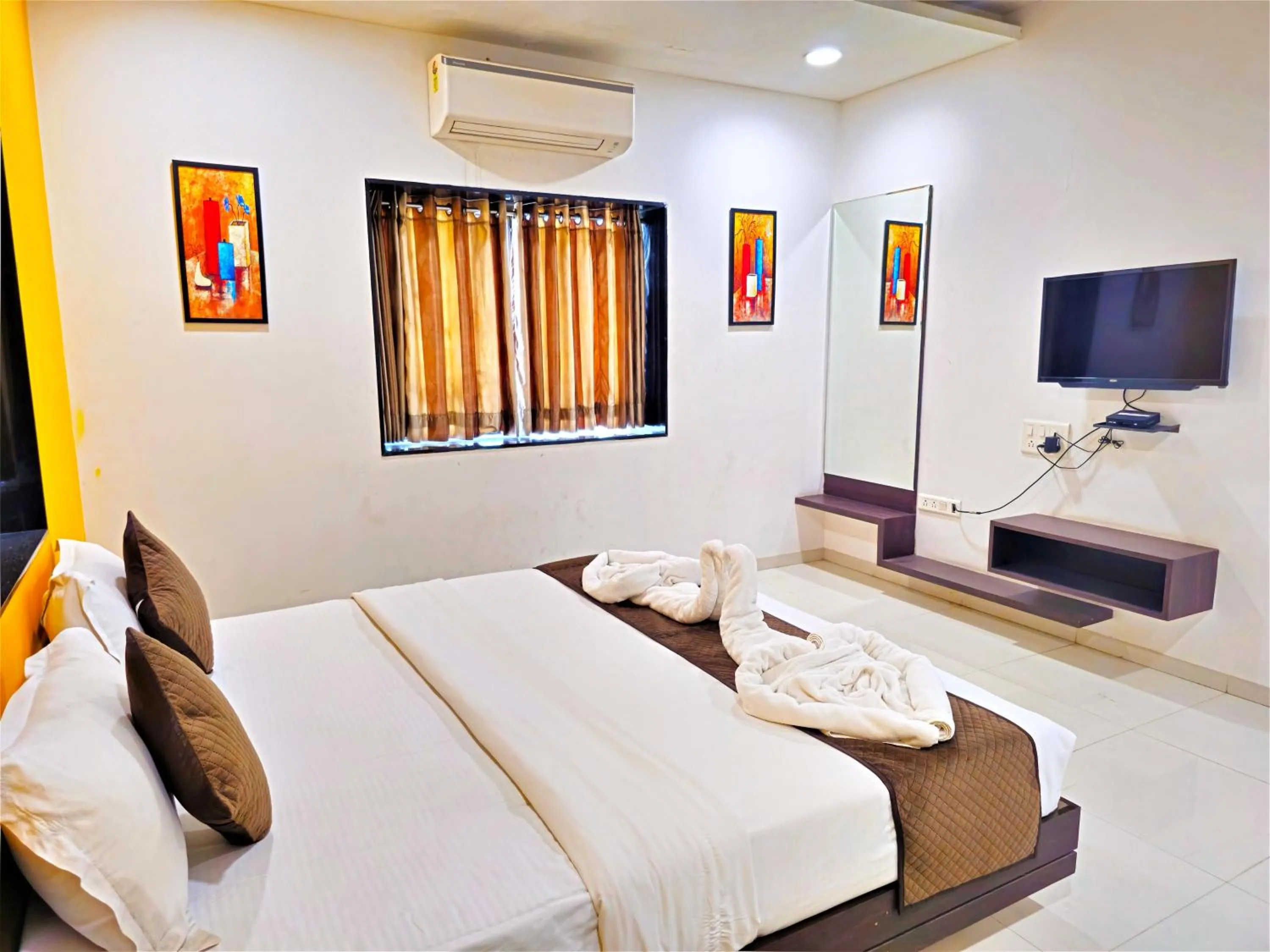 Communal lounge/ TV room, Bed in The Grand Rio