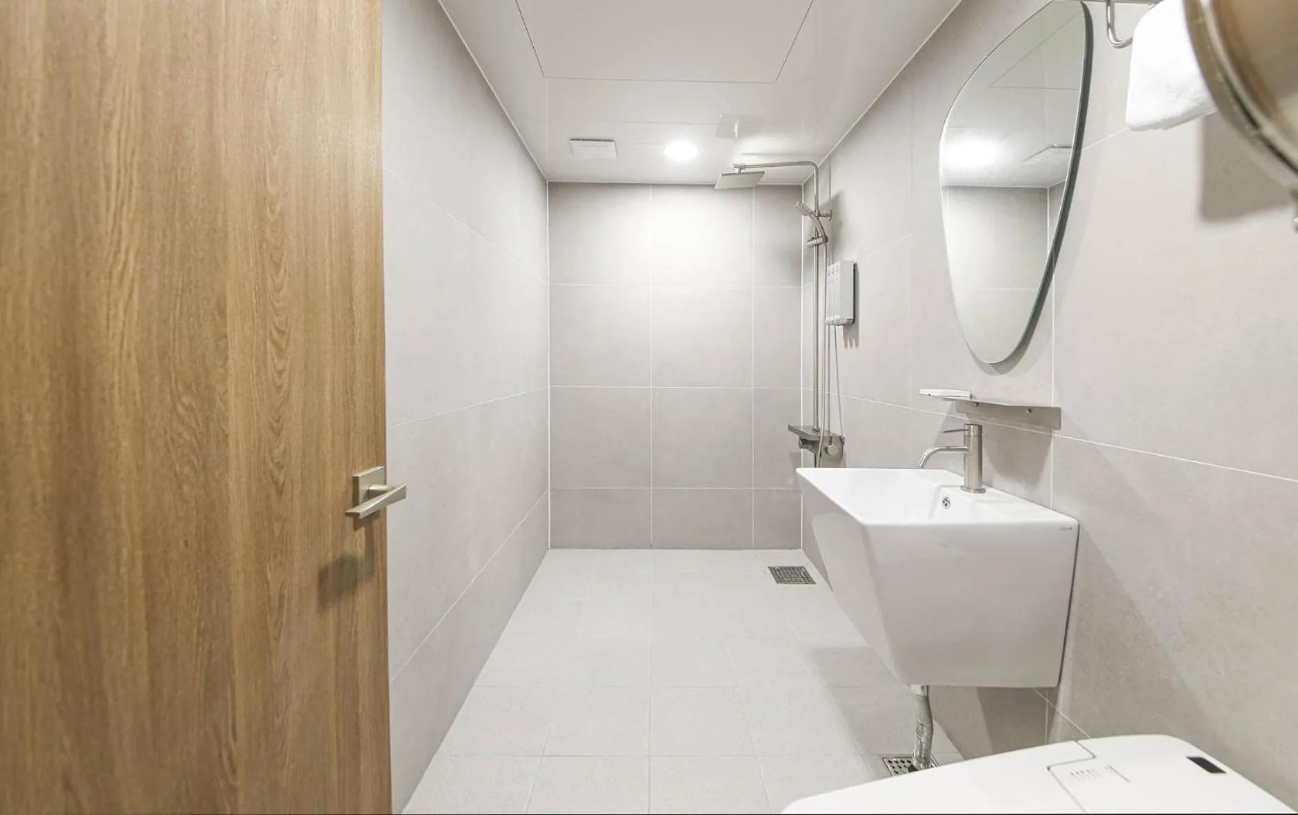 Shower in Brown Dot Hotel Sinan