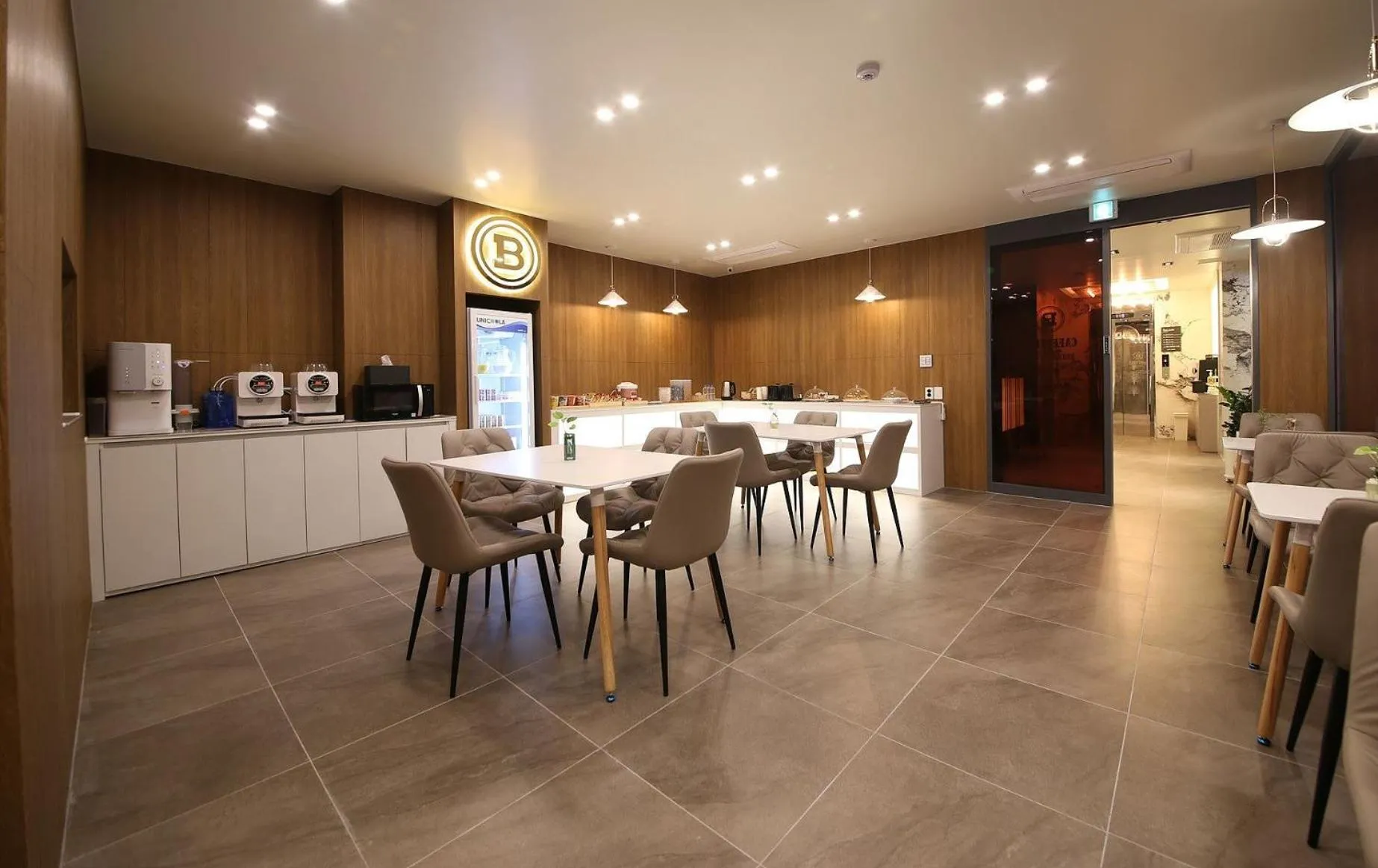 Restaurant/places to eat in Brown Dot Hotel Sinan