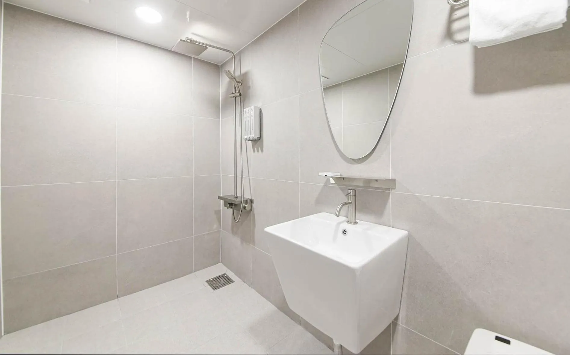 Shower in Brown Dot Hotel Sinan
