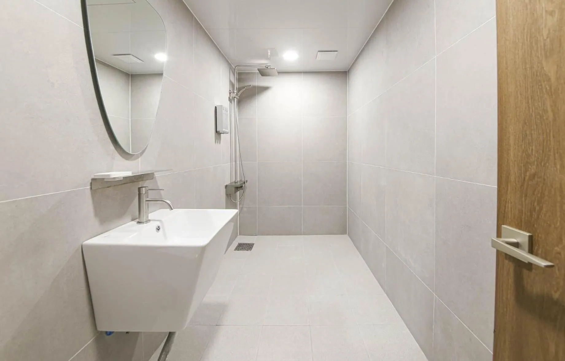 Shower in Brown Dot Hotel Sinan