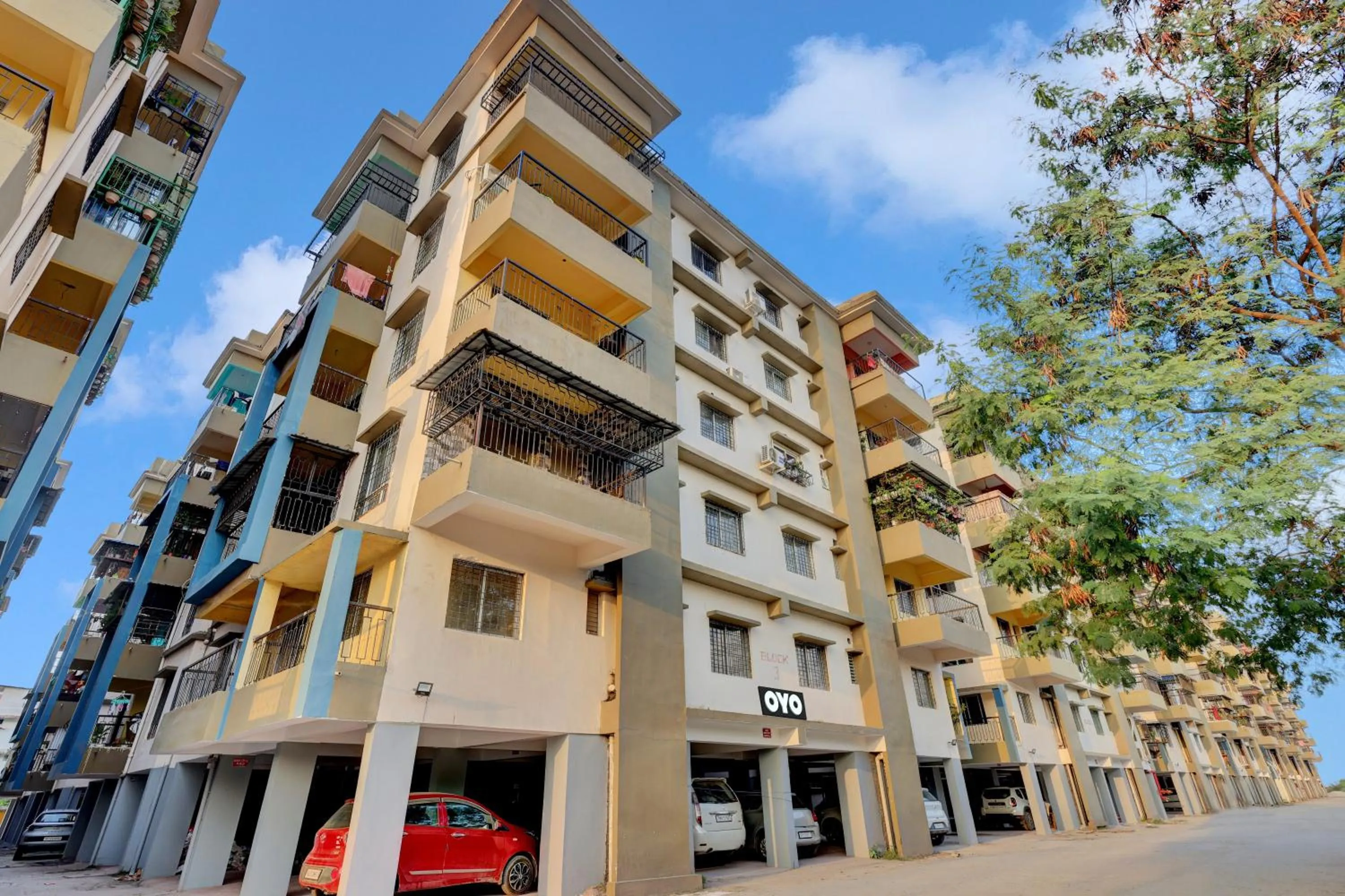 Facade/entrance in OYO Flagship Larica Green Valley