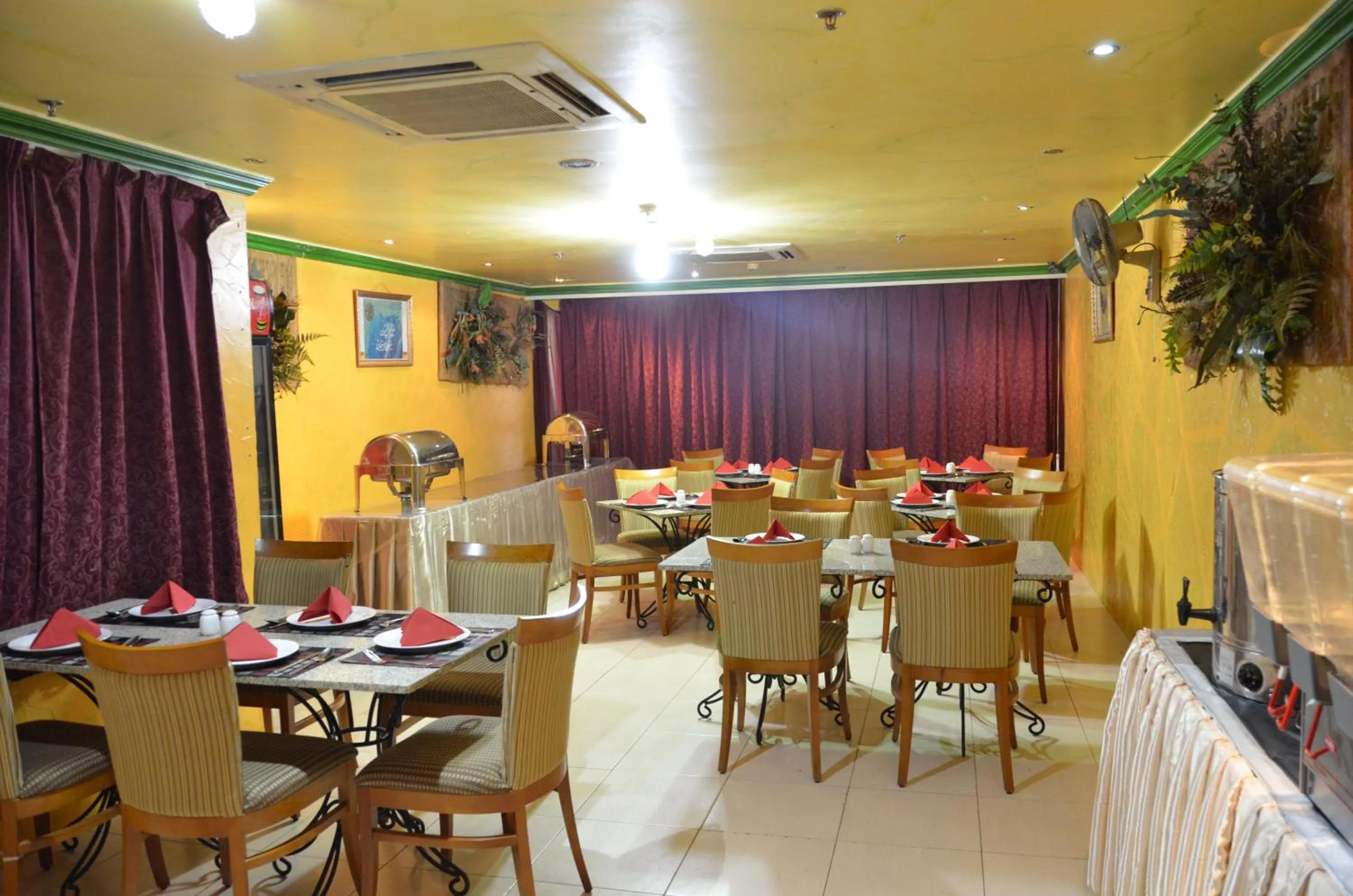 Restaurant/places to eat in Anwar Al Deafah Hotel