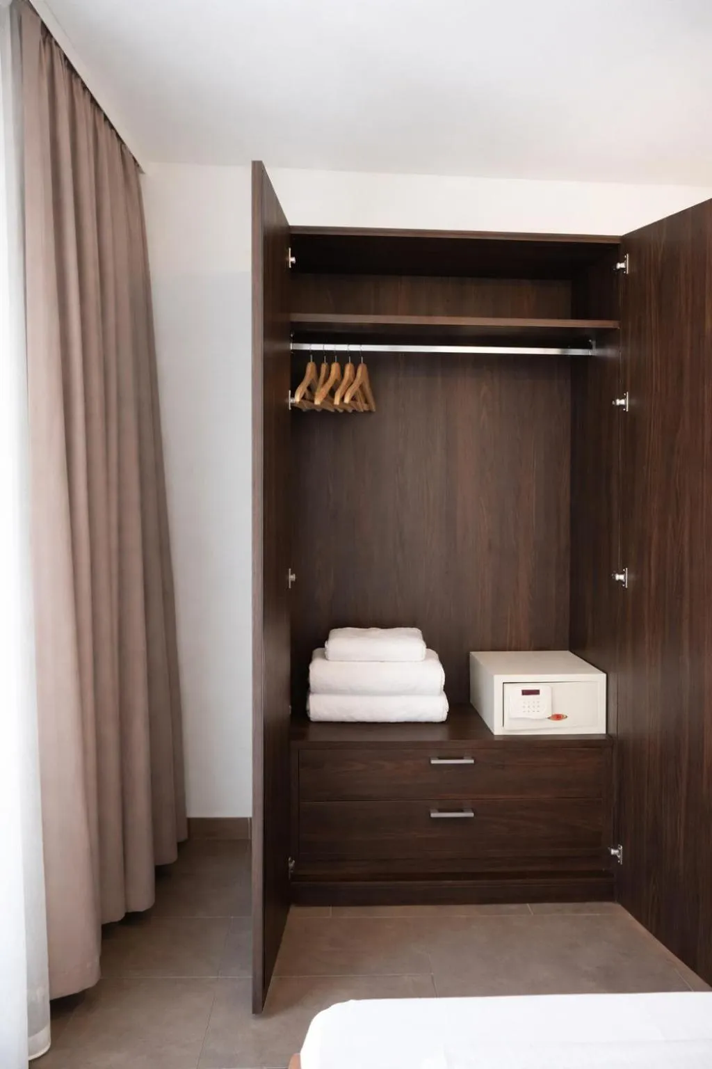 wardrobe, Bed in Bayer's Boardinghouse und Hotel