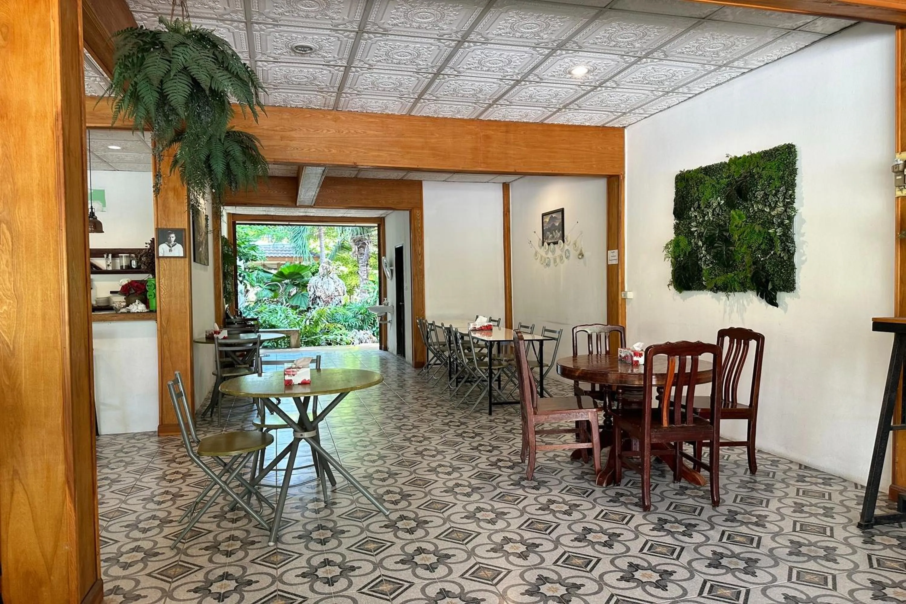 Restaurant/places to eat in Choengmon Residence