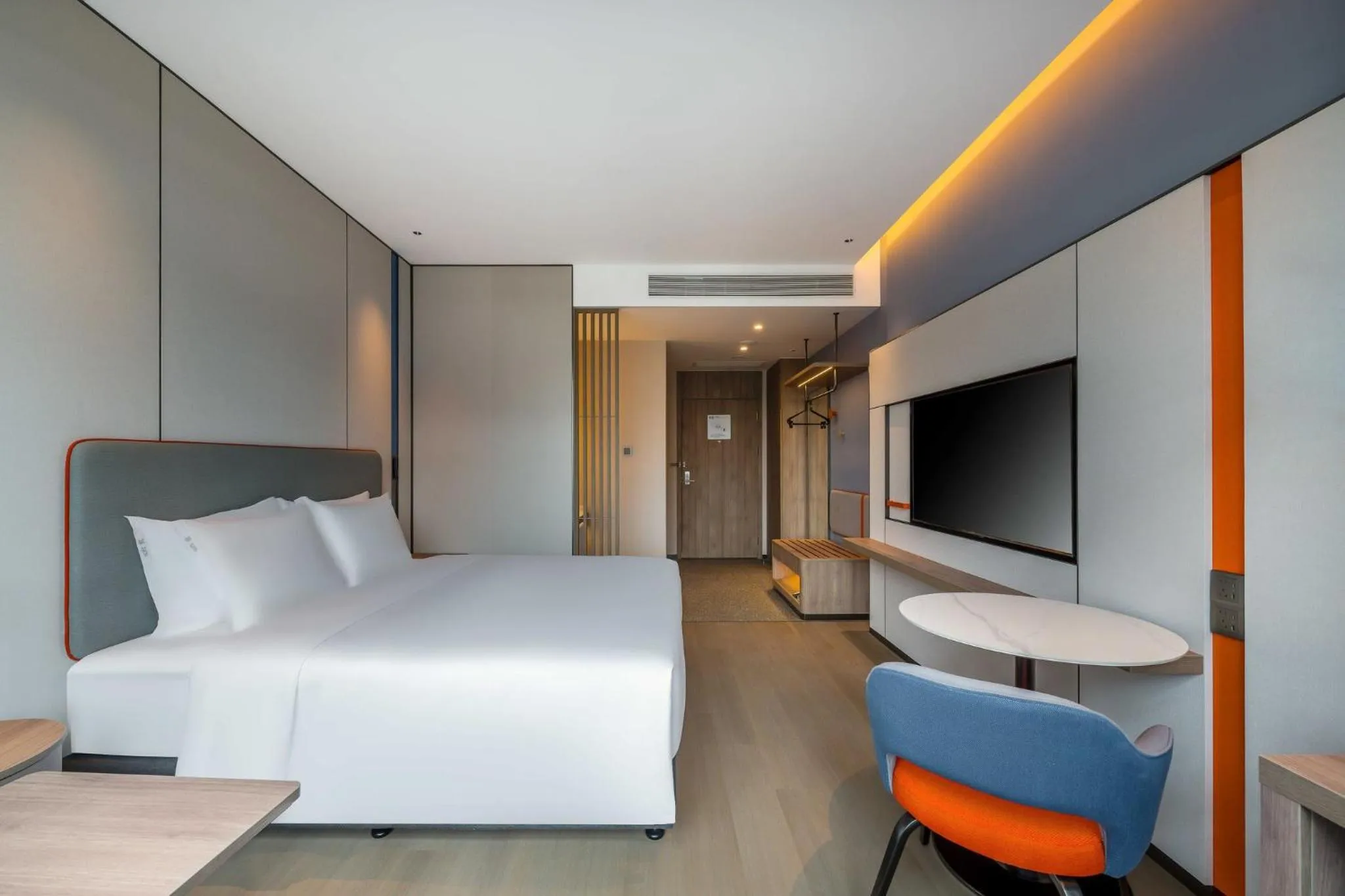 Photo of the whole room in Holiday Inn Express Jiangmen East Station by IHG