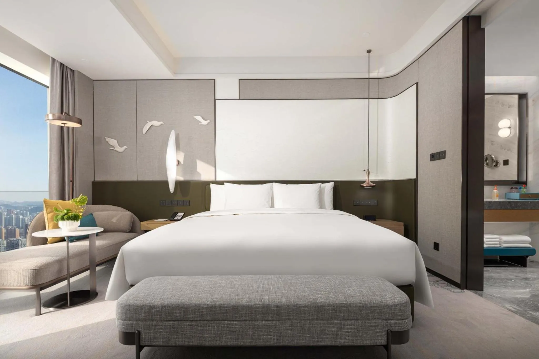 Photo of the whole room, Bed in Crowne Plaza Jinan Runhua by IHG