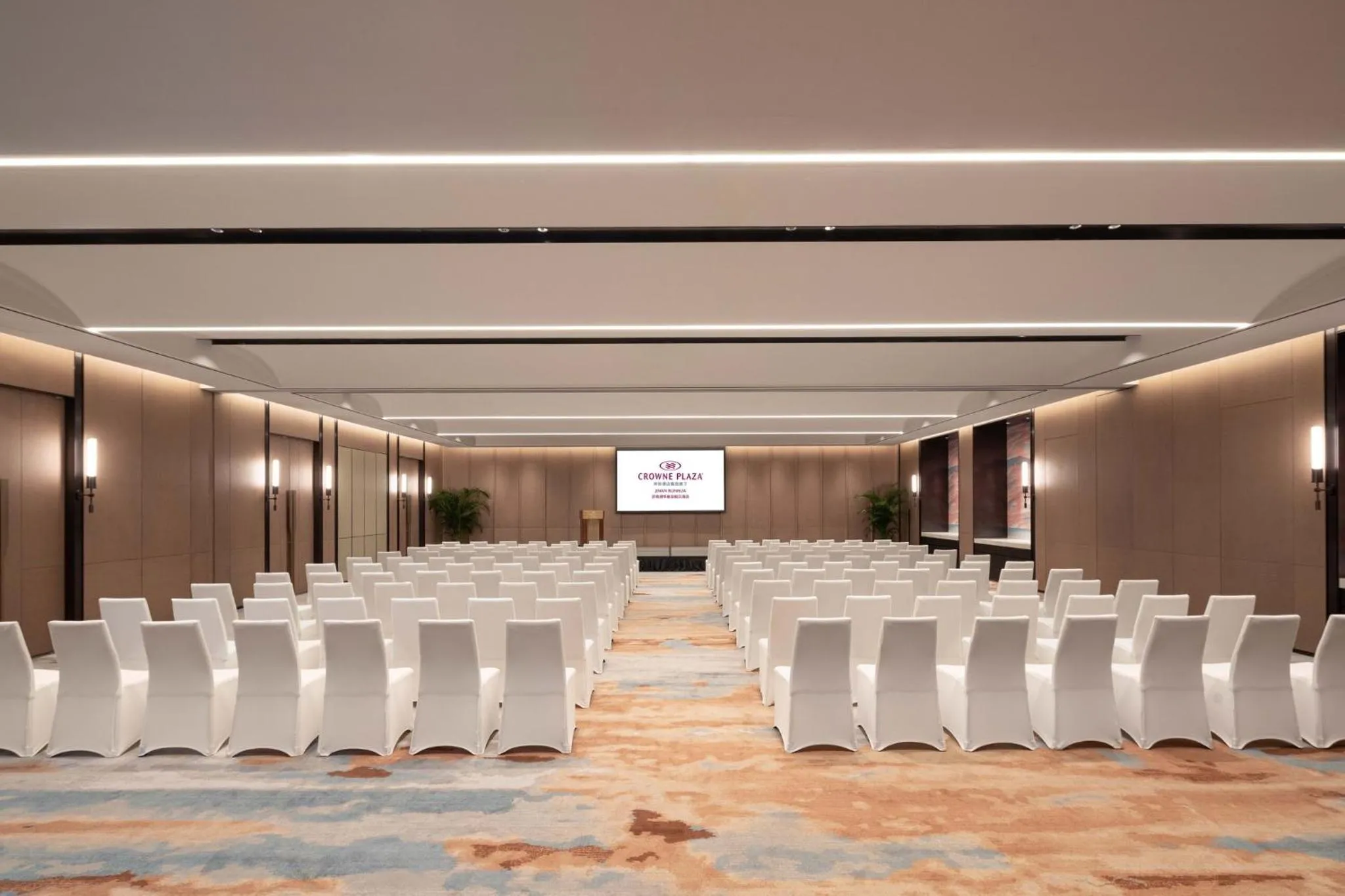 Meeting/conference room in Crowne Plaza Jinan Runhua by IHG