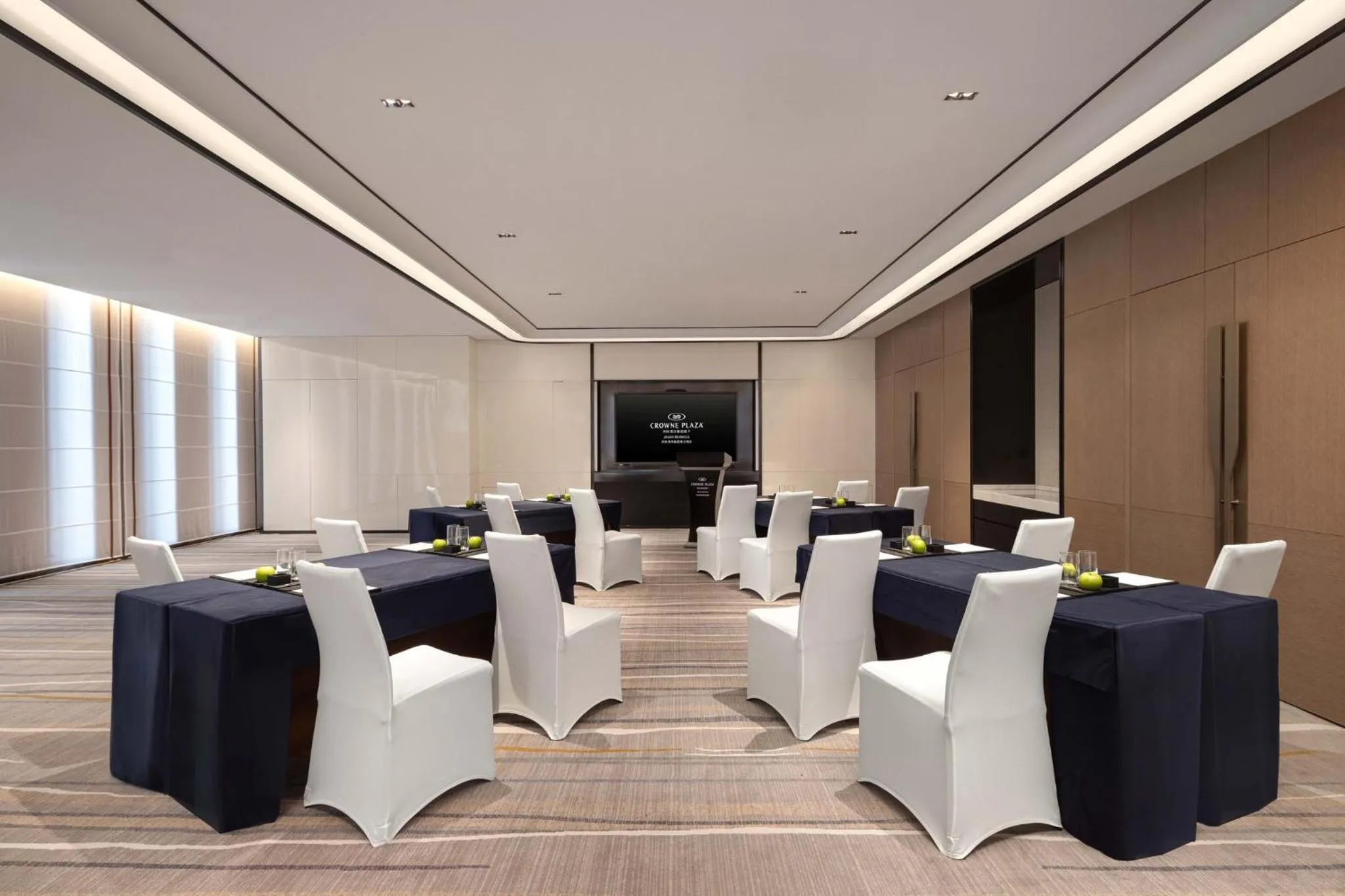 Meeting/conference room in Crowne Plaza Jinan Runhua by IHG