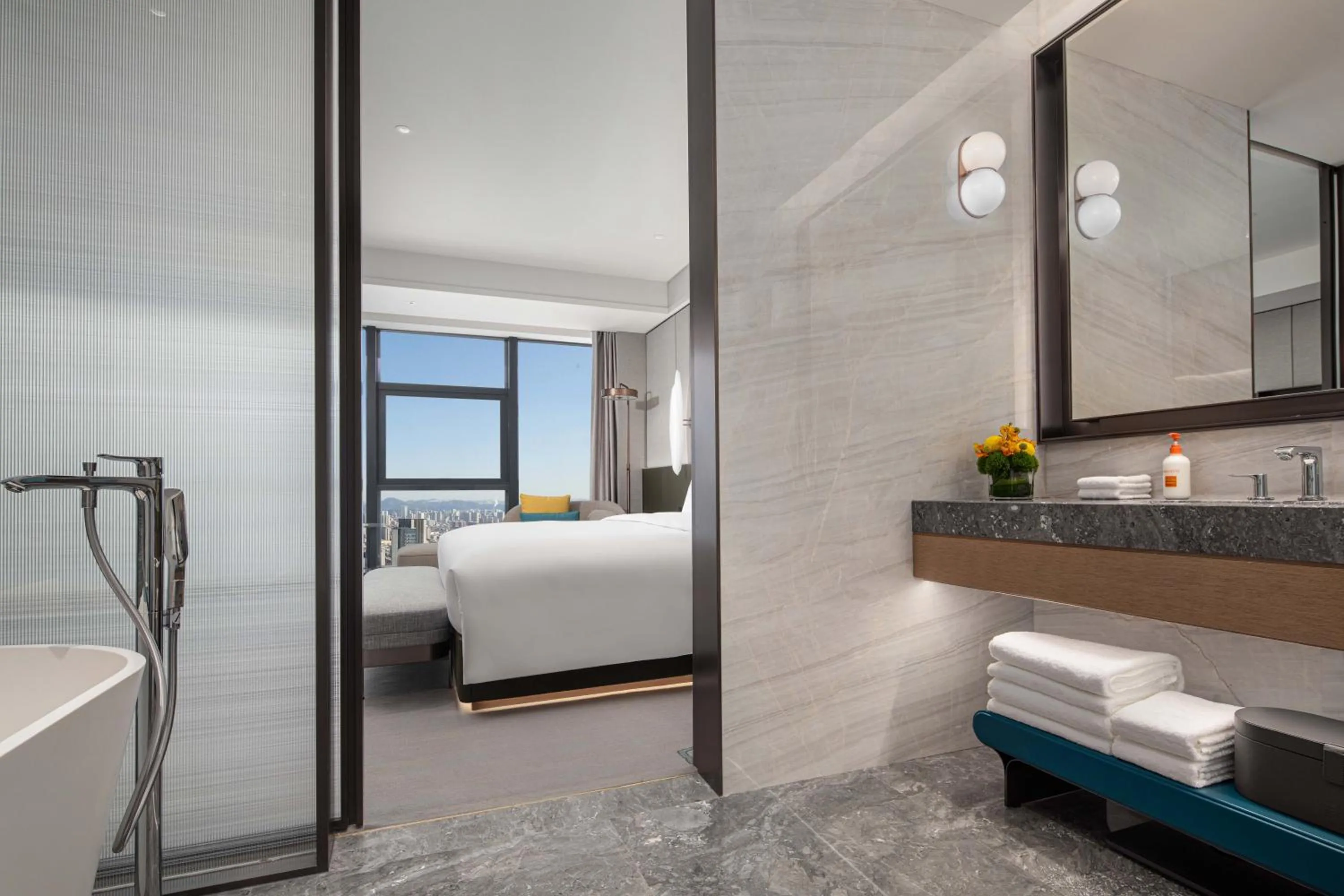 Shower, Bed in Crowne Plaza Jinan Runhua by IHG