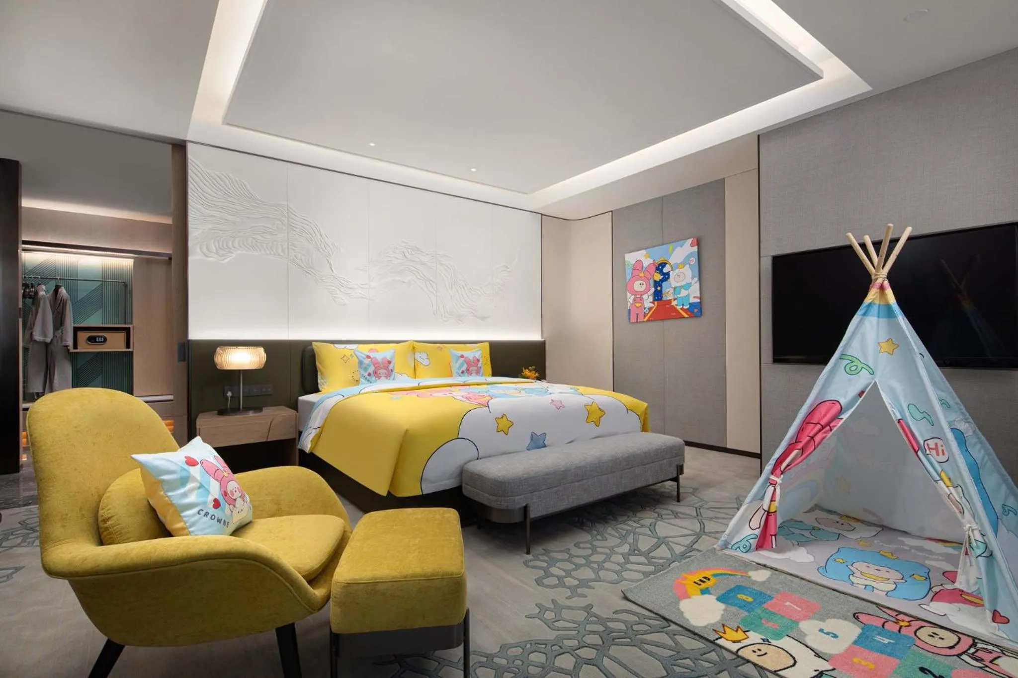 Photo of the whole room, Bed in Crowne Plaza Jinan Runhua by IHG