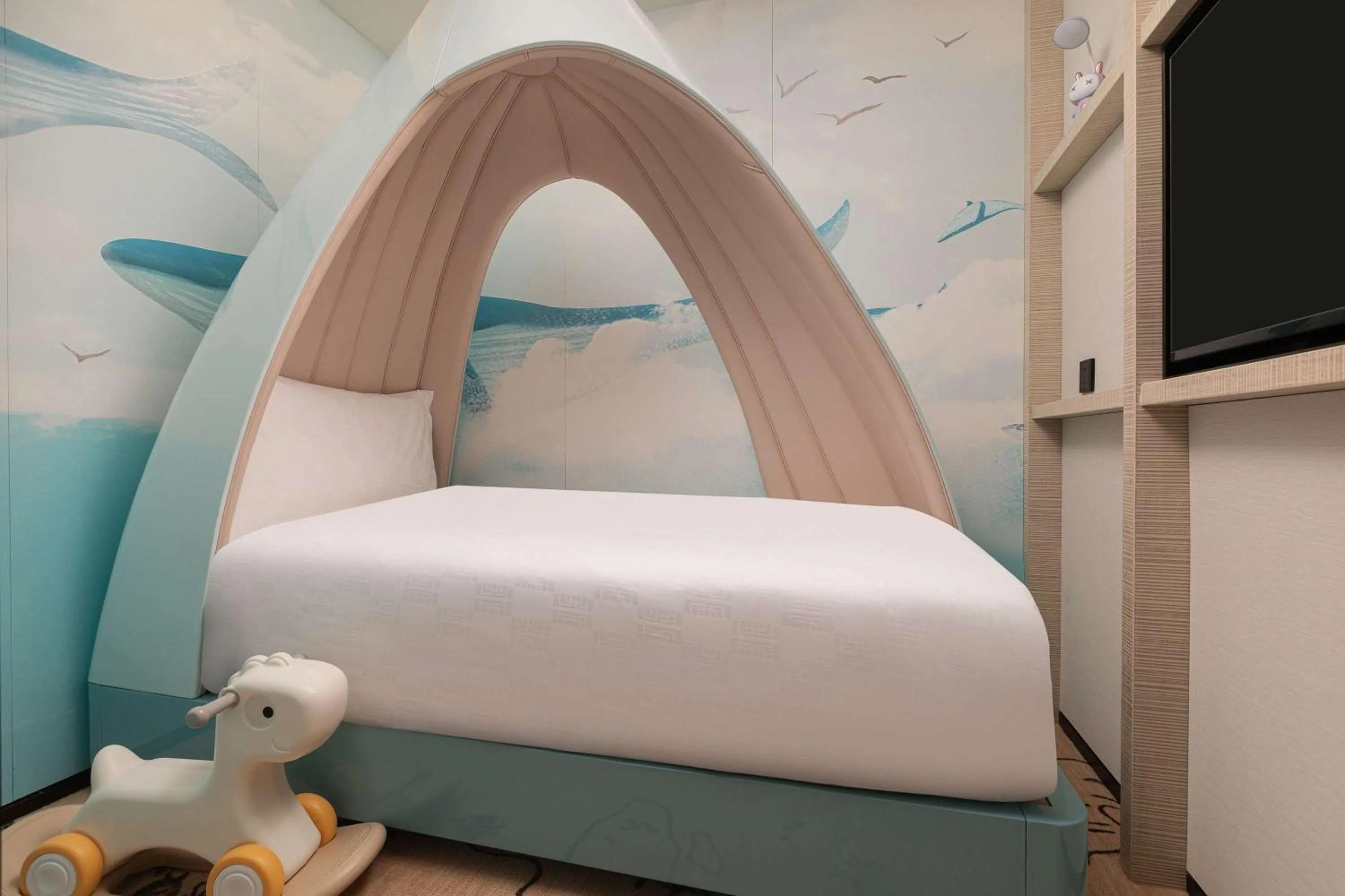 Photo of the whole room, Bed in HUALUXE Sanya Yalong Bay Resort